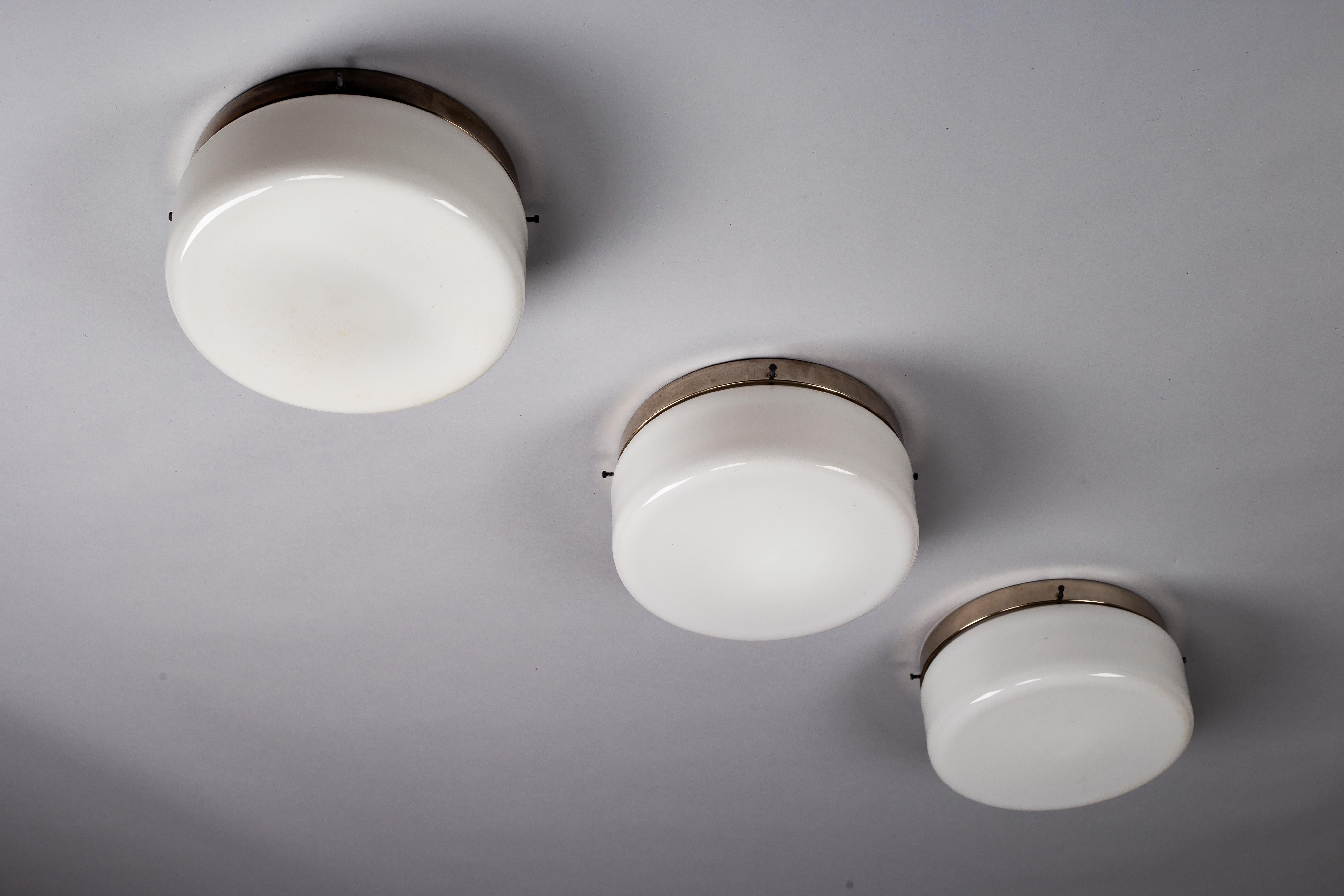 Paavo Tynell, ensemble de trois montures encastrées en verre opalin des années 1930, Taito Oy en vente 3