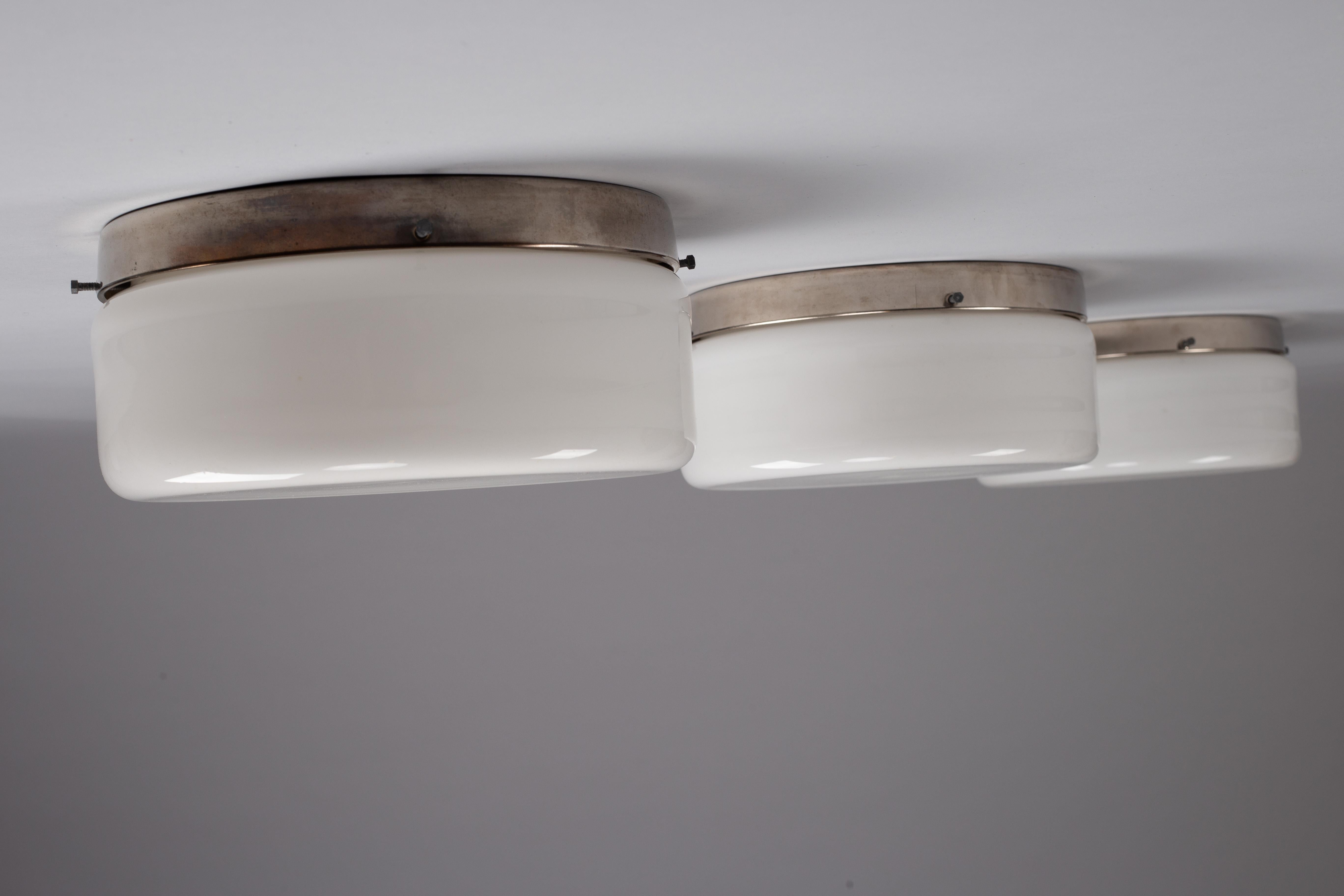 Paavo Tynell, ensemble de trois montures encastrées en verre opalin des années 1930, Taito Oy en vente 4