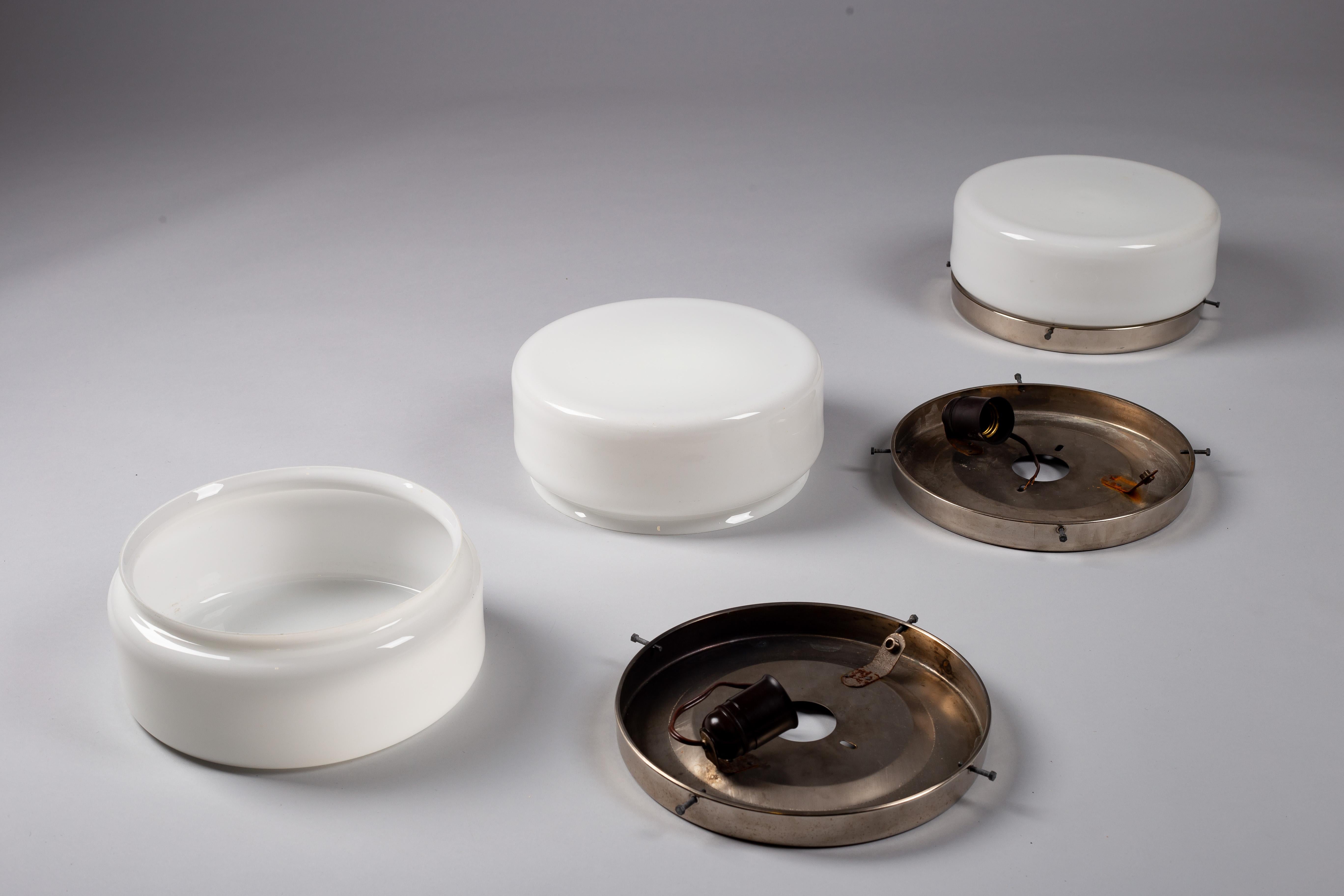 Paavo Tynell, ensemble de trois montures encastrées en verre opalin des années 1930, Taito Oy en vente 5