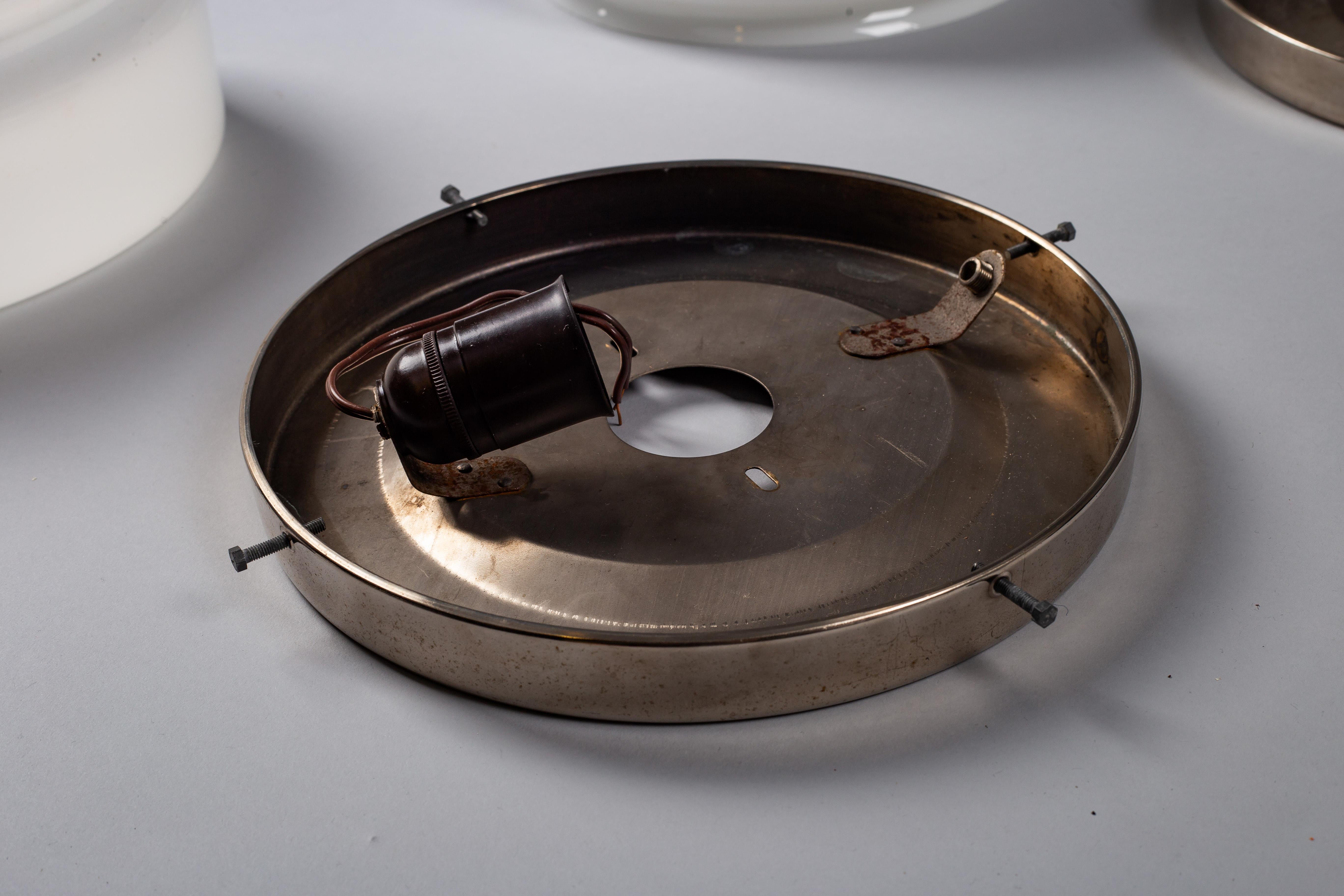 Paavo Tynell, ensemble de trois montures encastrées en verre opalin des années 1930, Taito Oy en vente 6