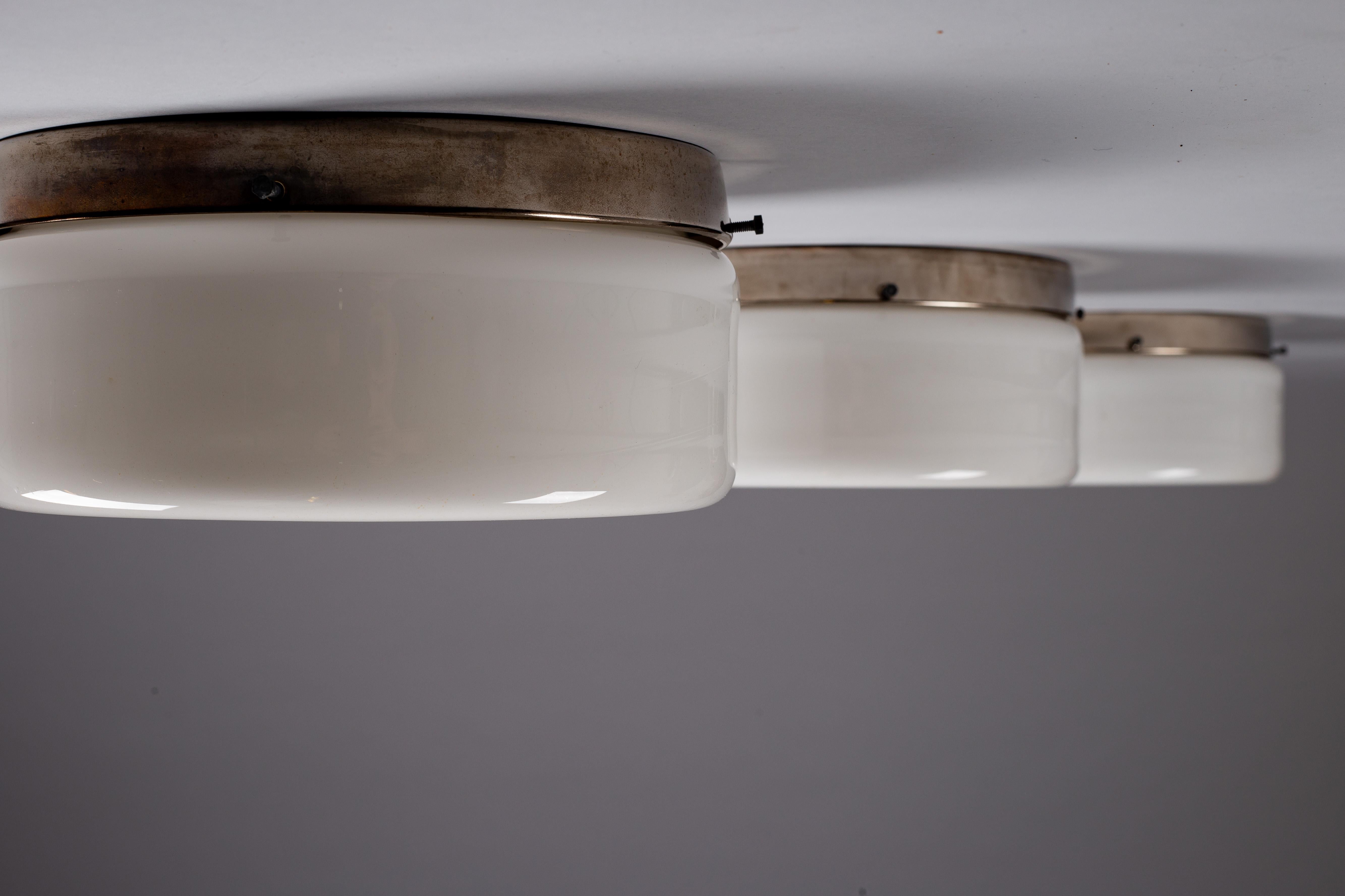 Finlandais Paavo Tynell, ensemble de trois montures encastrées en verre opalin des années 1930, Taito Oy en vente