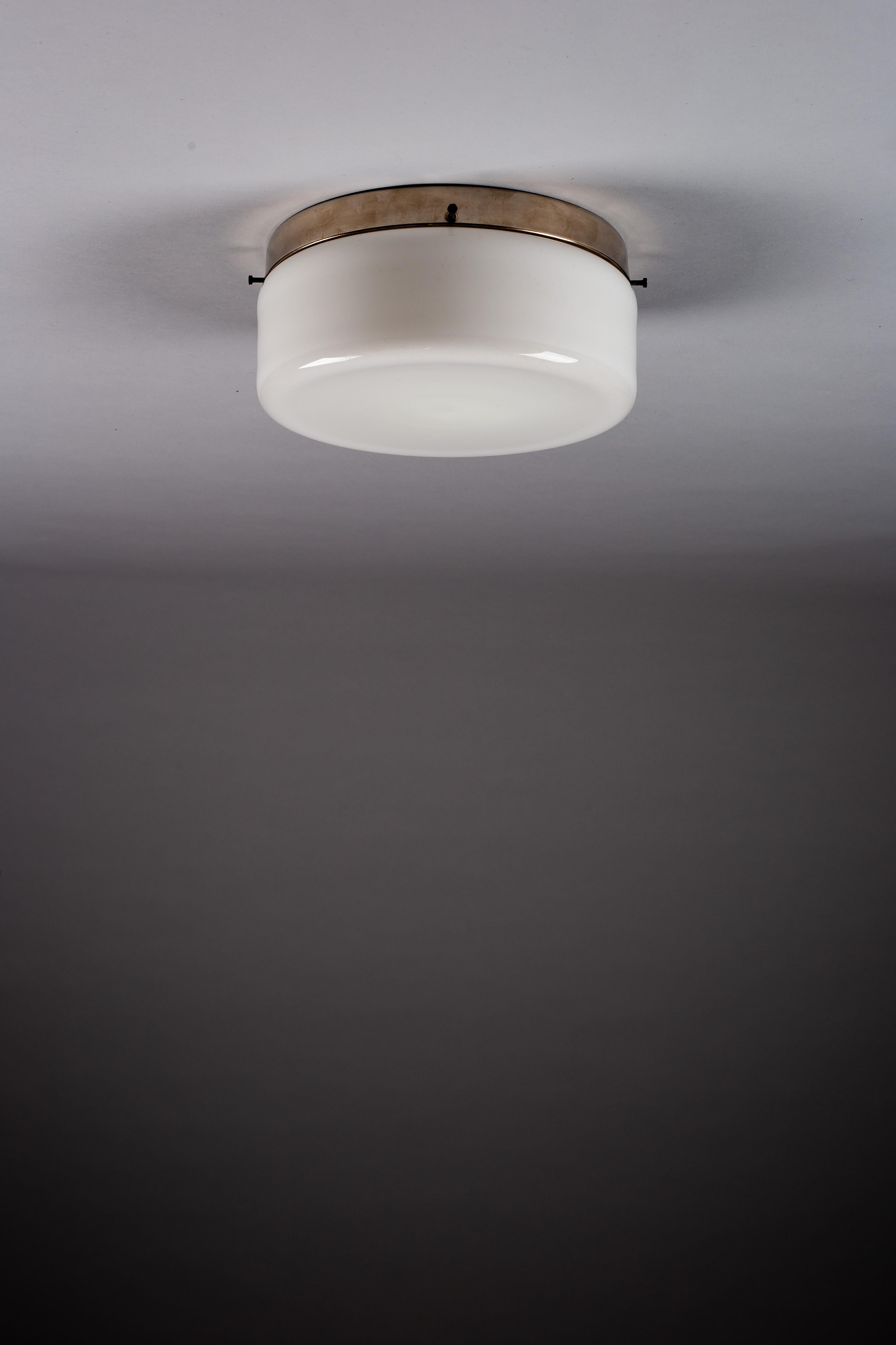 Plaqué Paavo Tynell, ensemble de trois montures encastrées en verre opalin des années 1930, Taito Oy en vente