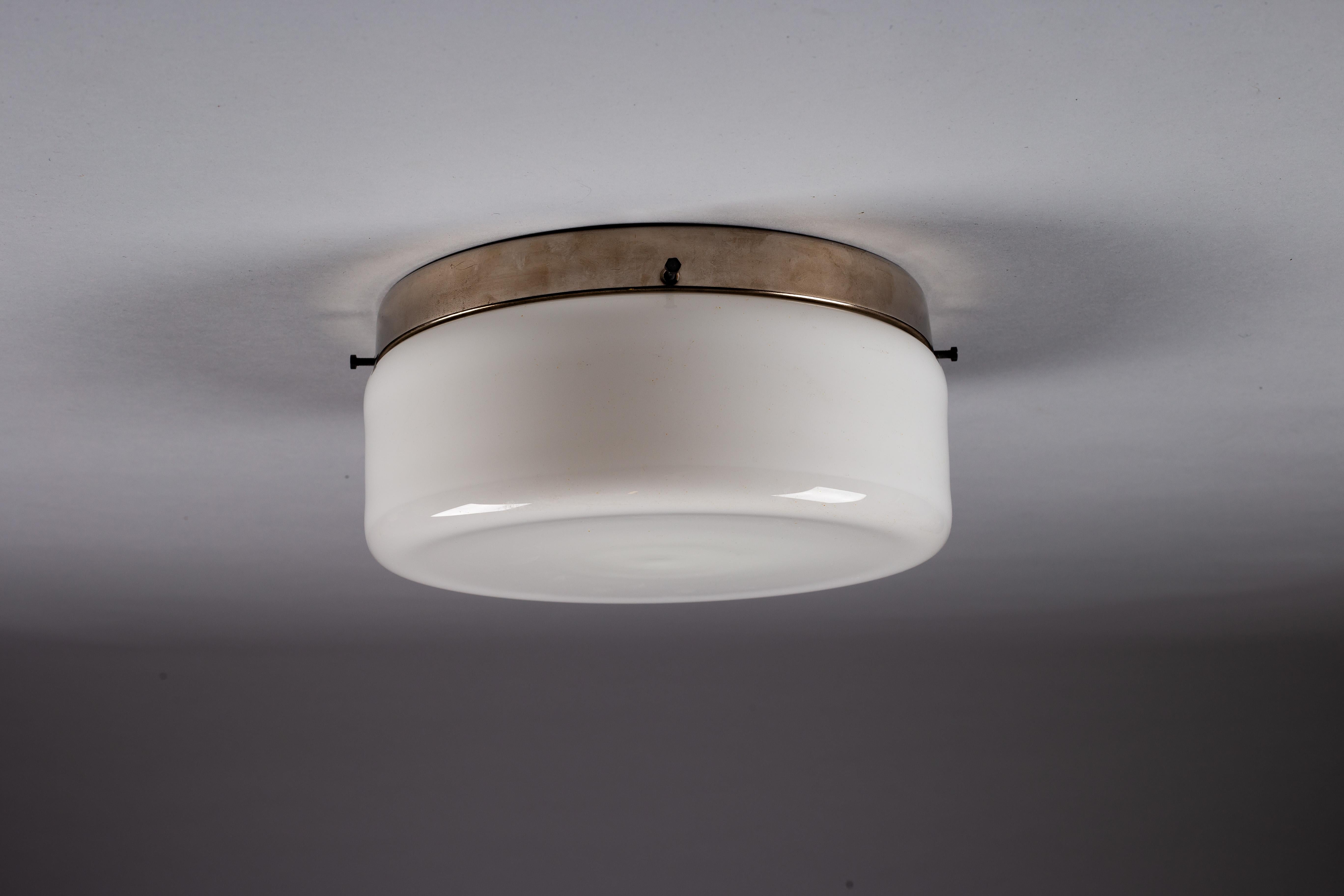 20ième siècle Paavo Tynell, ensemble de trois montures encastrées en verre opalin des années 1930, Taito Oy en vente