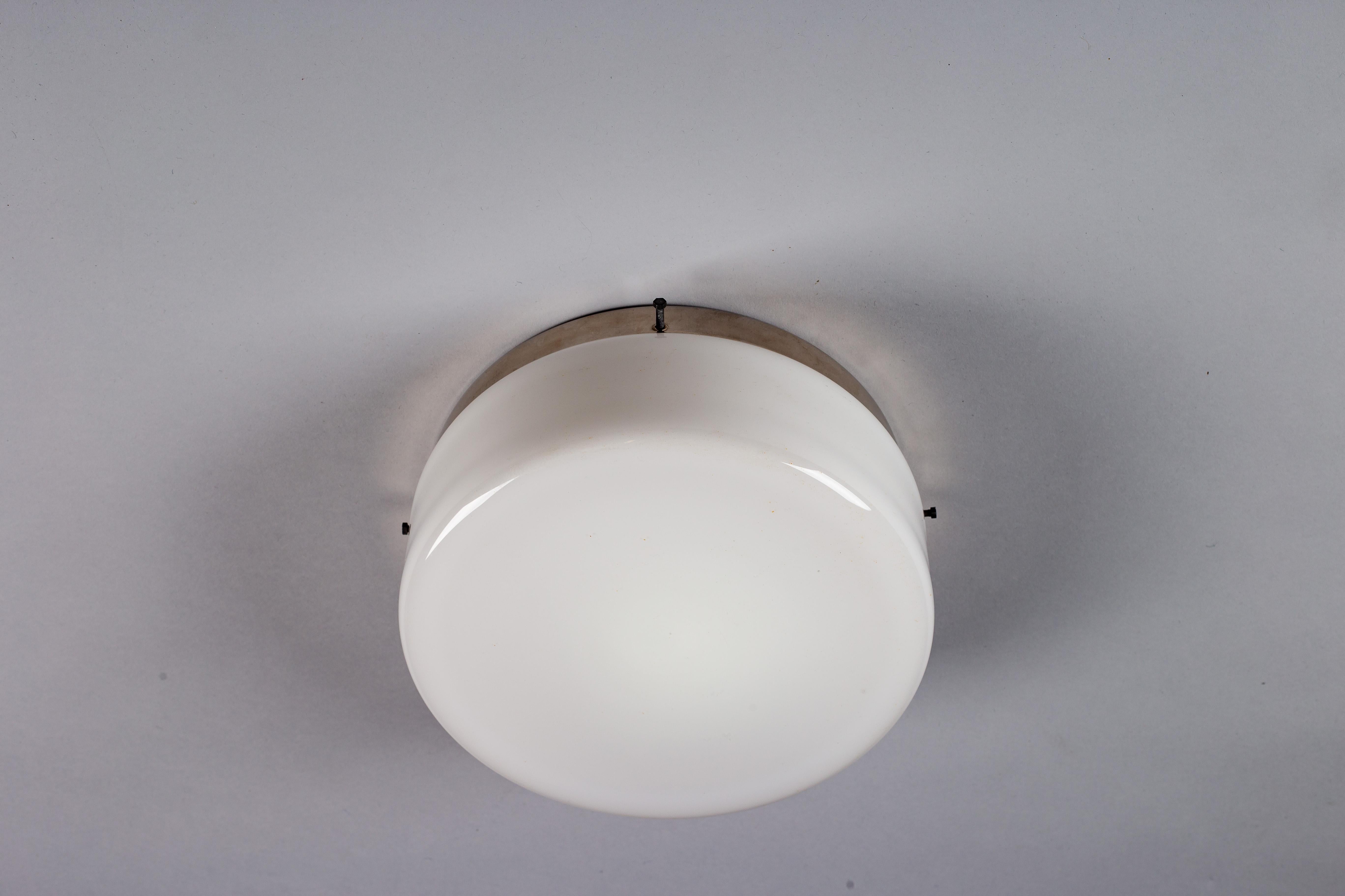 Verre opalin Paavo Tynell, ensemble de trois montures encastrées en verre opalin des années 1930, Taito Oy en vente