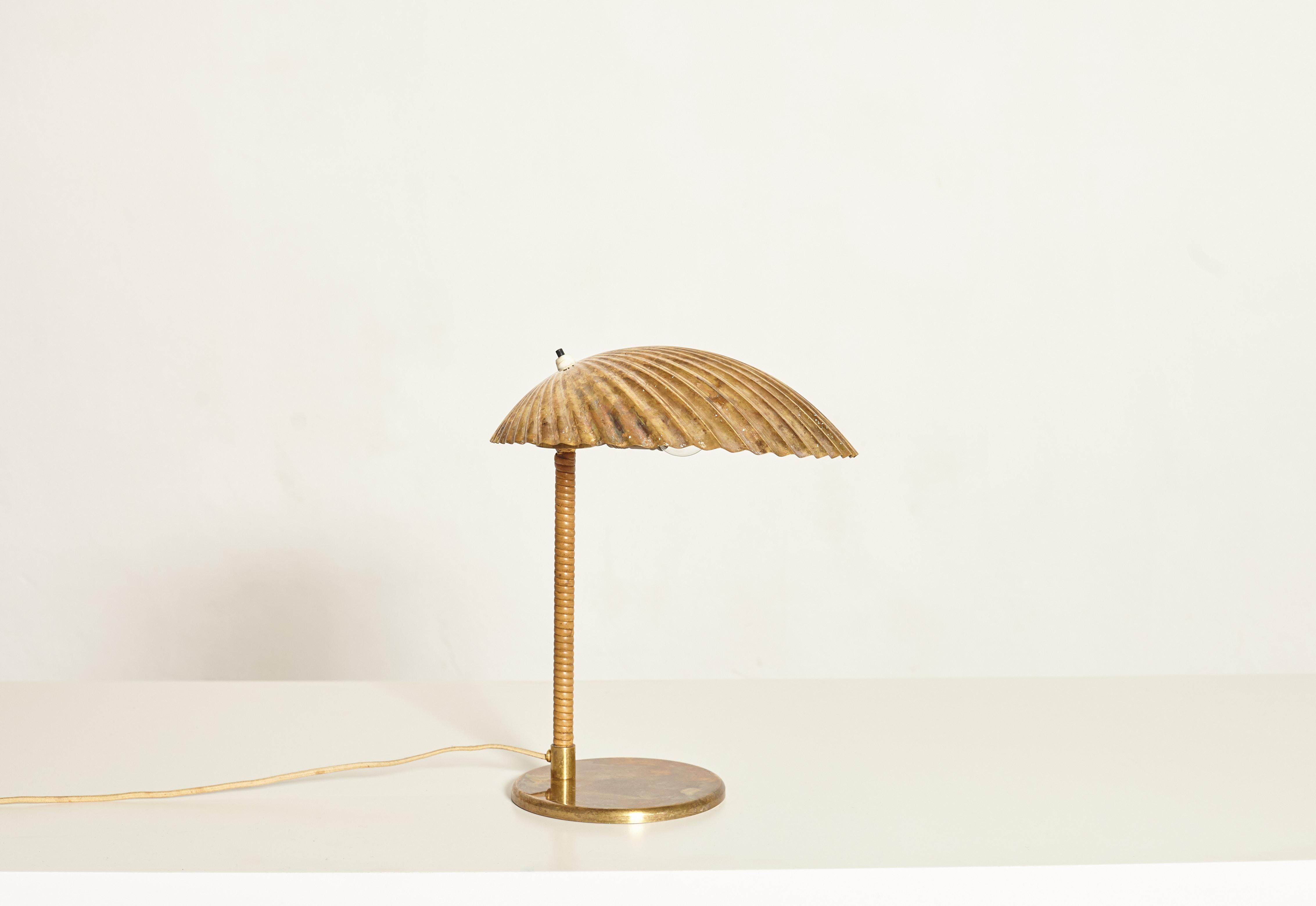 A stunning and rare Paavo Tynell Simpukka (Clam) table / desk lamp. Designed in 1937 for the Savoy restaurant, Helsinki by Taito Oy. Patinated brass, original cane stem.




UK customers please note:    displayed prices do not include VAT.