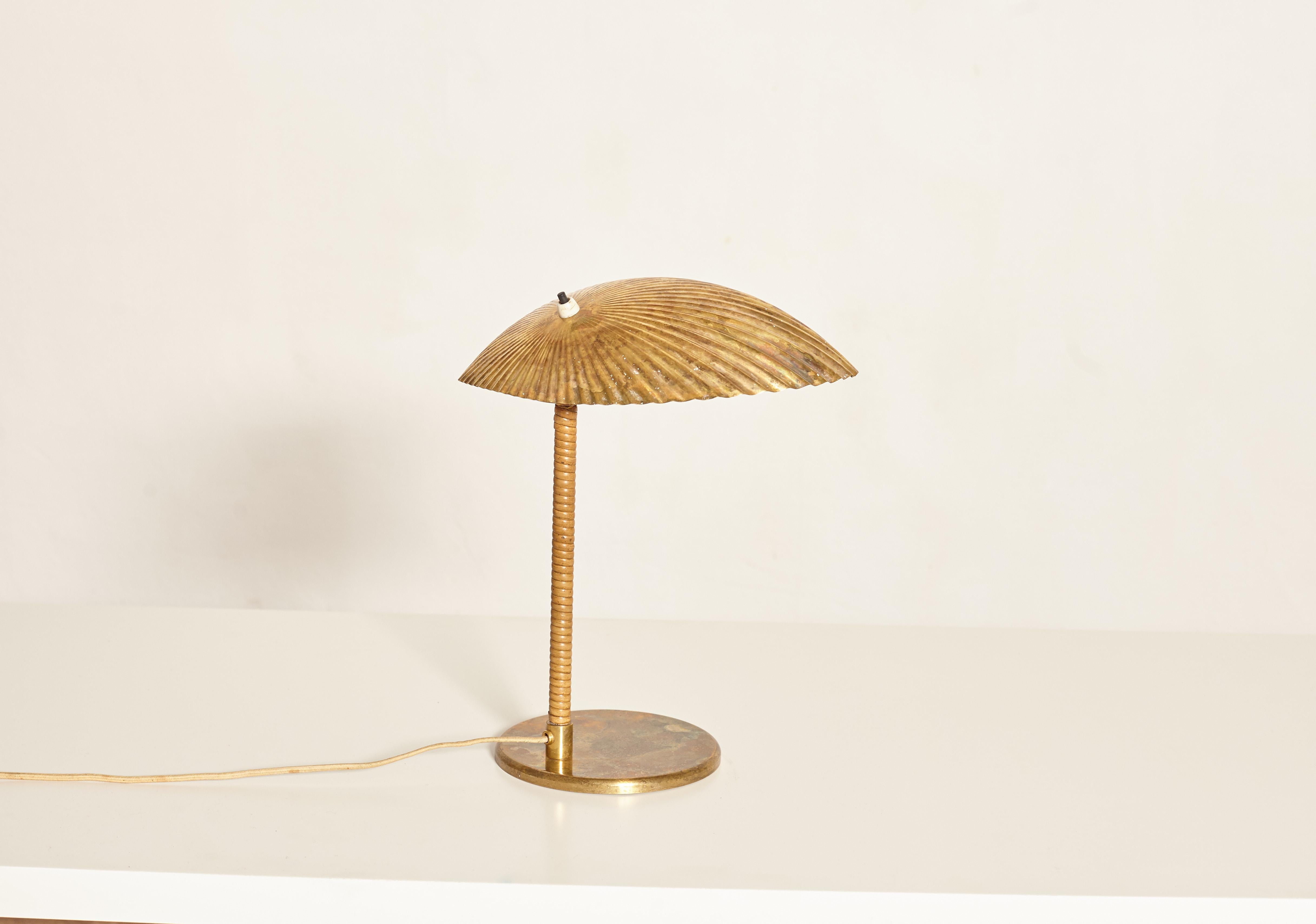 Paavo Tynell Simpukka ‘Clam’ Table / Desk Lamp, Taito Oy, Finland, 1930s-1940s In Good Condition In London, GB