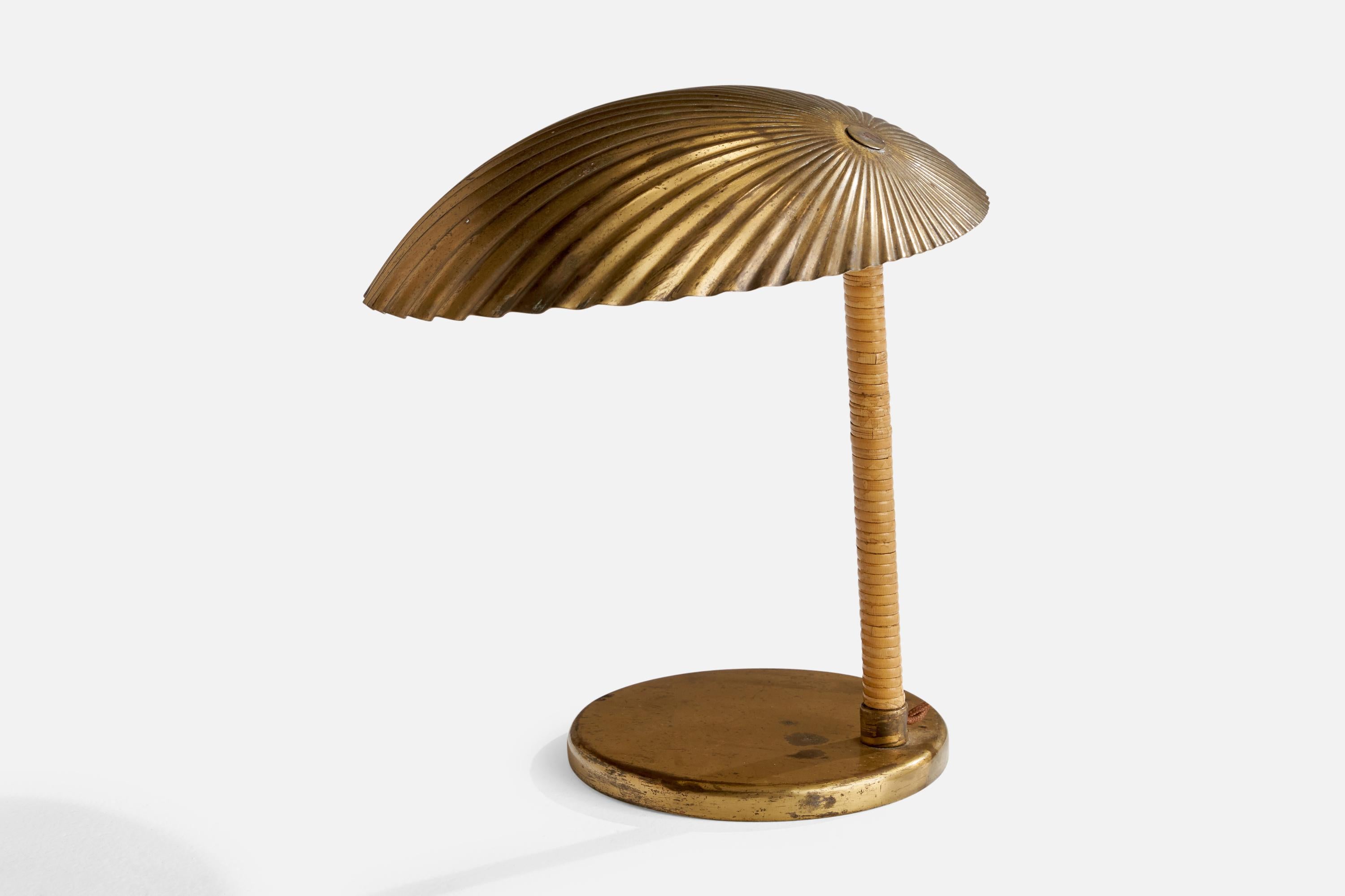 Tischlampe „Simpukka“ von Paavo Tynell, Messing, Rattan, Finnland, 1939 (Skandinavische Moderne) im Angebot