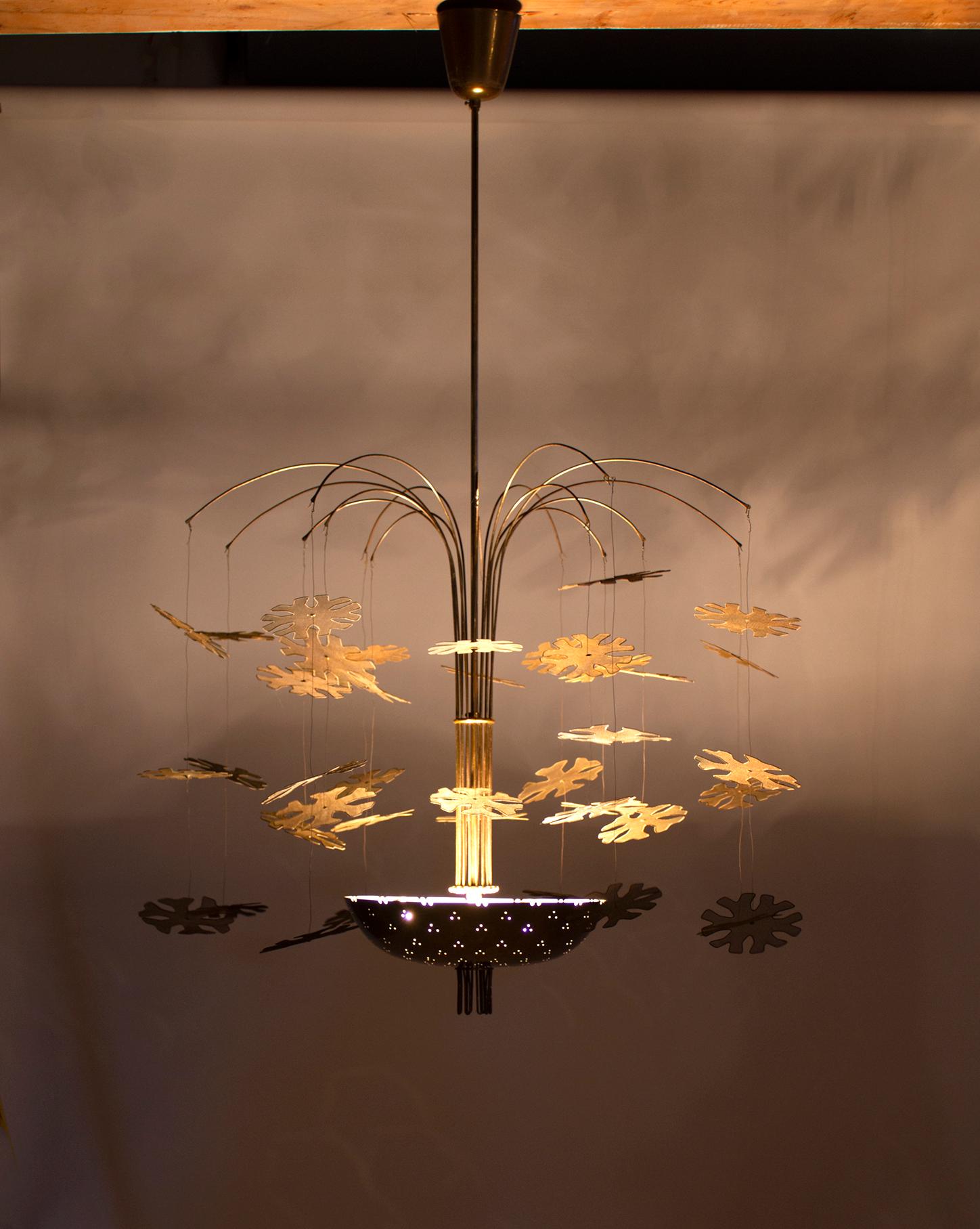 Der skandinavisch-moderne Kronleuchter Modell 9041 Snowflake:: entworfen von Paavo Tynell für Taito Oy:: ist der Inbegriff der skandinavischen Moderne. Dieser atemberaubende Kronleuchter wirft einen warmen Lichtschein aus der kunstvoll perforierten