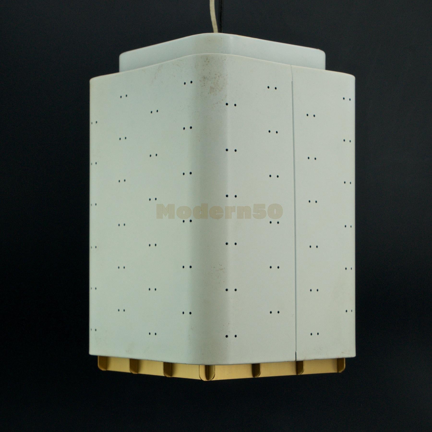 US WIRED, from a Washington DC estate.

Rare ceiling downlight, or could be outfitted to be hung as a pendant. This is a USA Lightolier version uses an anodized aluminum grate diffuser, and a double seams pierced off-white painted housing. We have 5