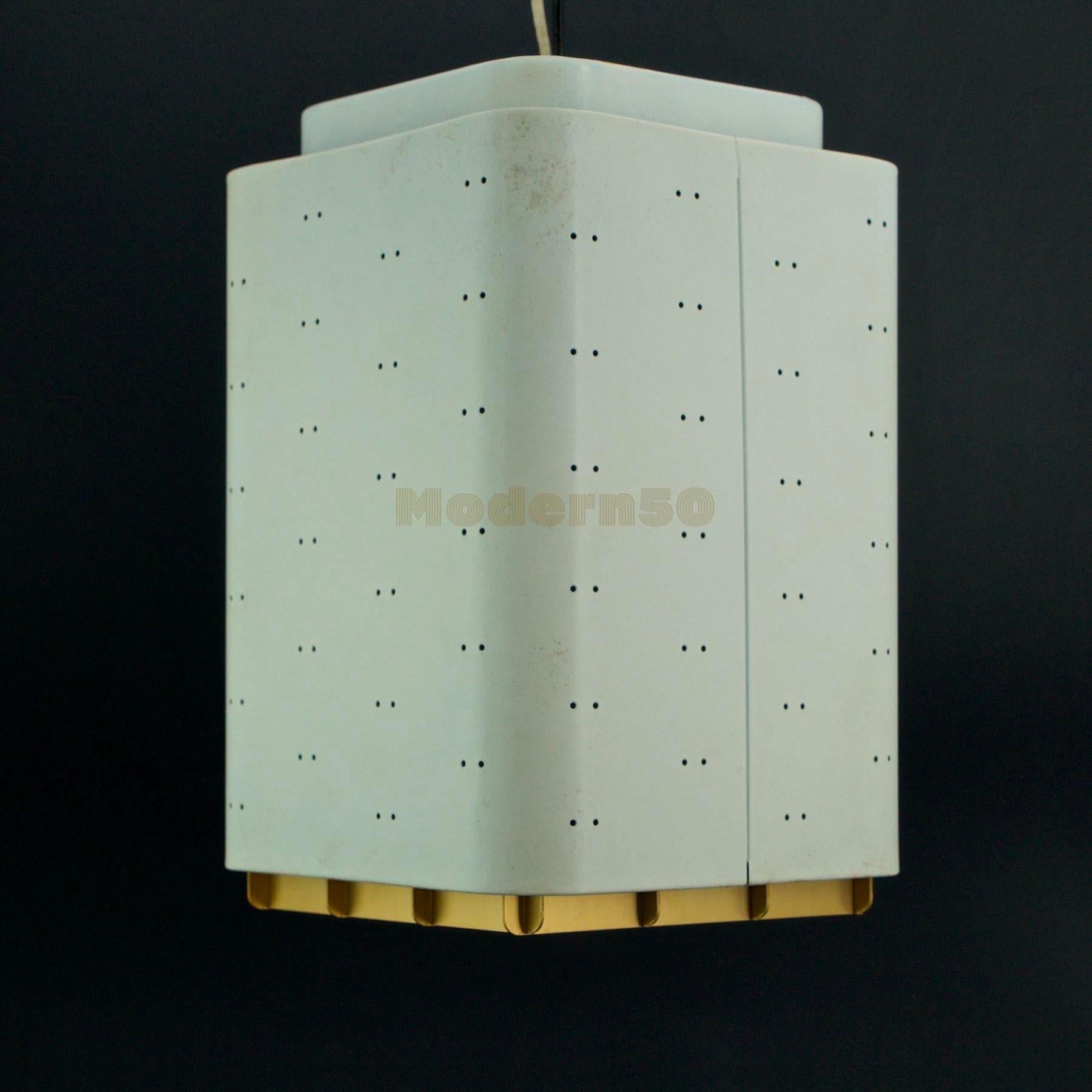 US WIRED, from a Washington DC estate.

Rare ceiling downlight, or could be outfitted to be hung as a pendant. This is a USA Lightolier version uses an anodized aluminum grate diffuser, and a double seams pierced off-white painted housing.
