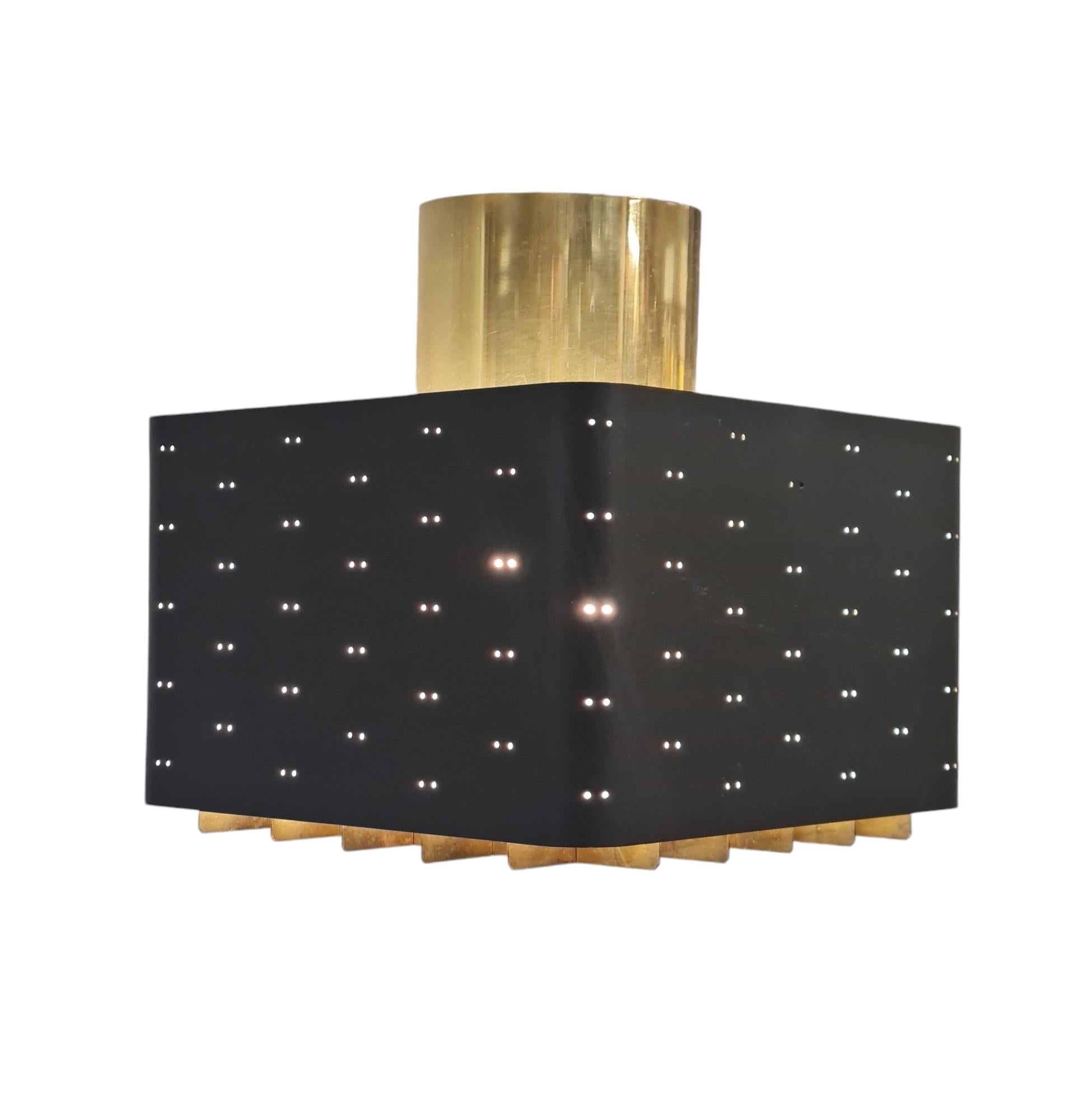 Il cielo stellato è uno dei design più iconici delle lampade di Paavo Tynell. È stato prodotto sia da Taito che da Idman in diverse dimensioni. Il modo in cui la luce filtra attraverso la griglia e i fori laterali fa sembrare il soffitto un cielo