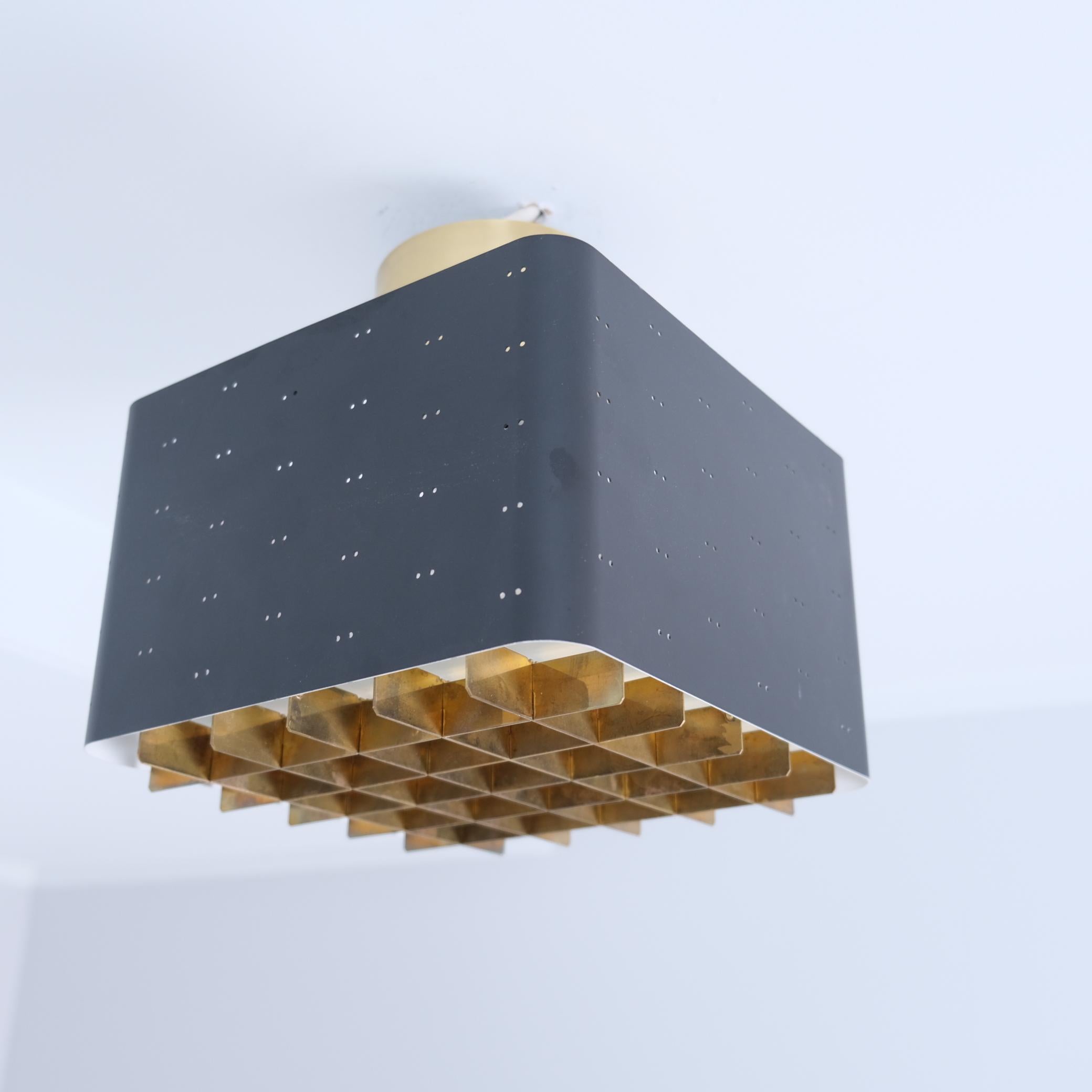 Le ciel étoilé est l'un des designs les plus emblématiques des lampes de Paavo Tynell. Il a été fabriqué par Taito et Idman dans différentes tailles. La façon dont la lumière filtre à travers la grille et les trous sur les côtés fait ressembler le