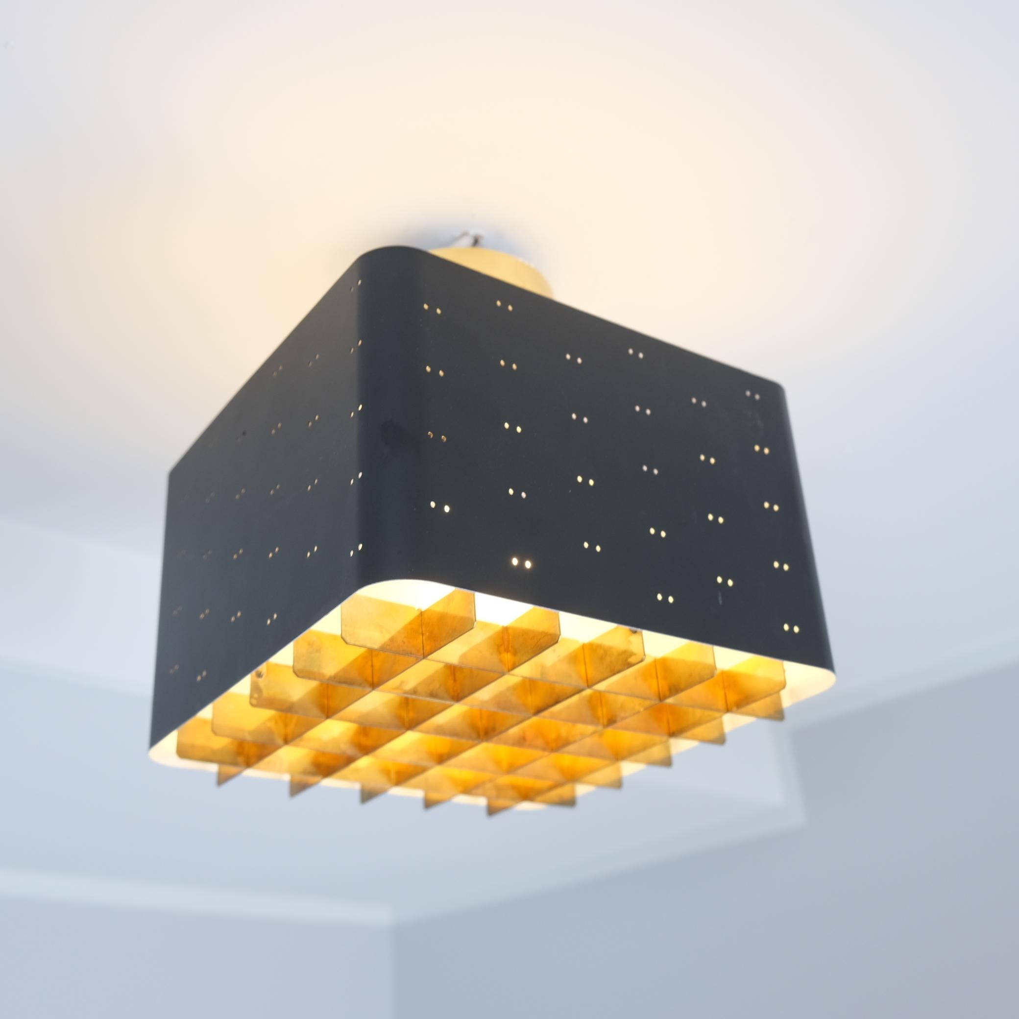 Scandinave moderne Paavo Tynell Lampe de plafond Starry Sky 9068 en noir et laiton, Idman 1950s en vente