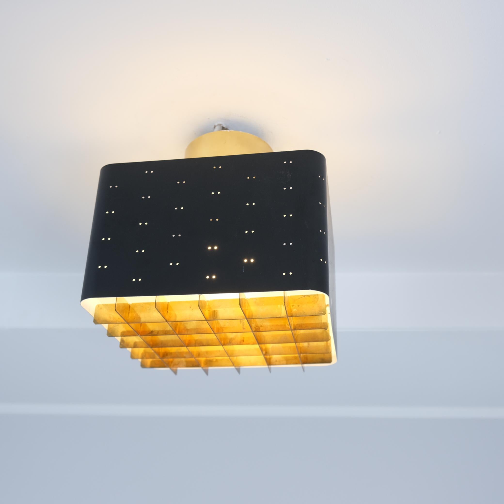 Finlandais Paavo Tynell Lampe de plafond Starry Sky 9068 en noir et laiton, Idman 1950s en vente