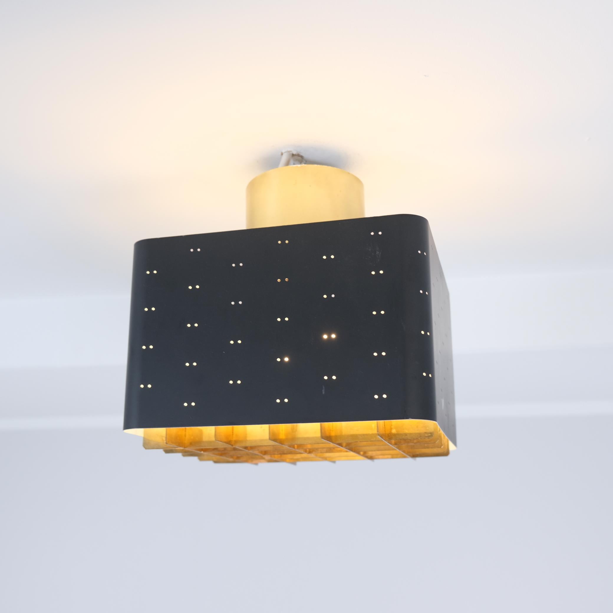 Paavo Tynell Lampe de plafond Starry Sky 9068 en noir et laiton, Idman 1950s Bon état - En vente à Helsinki, FI