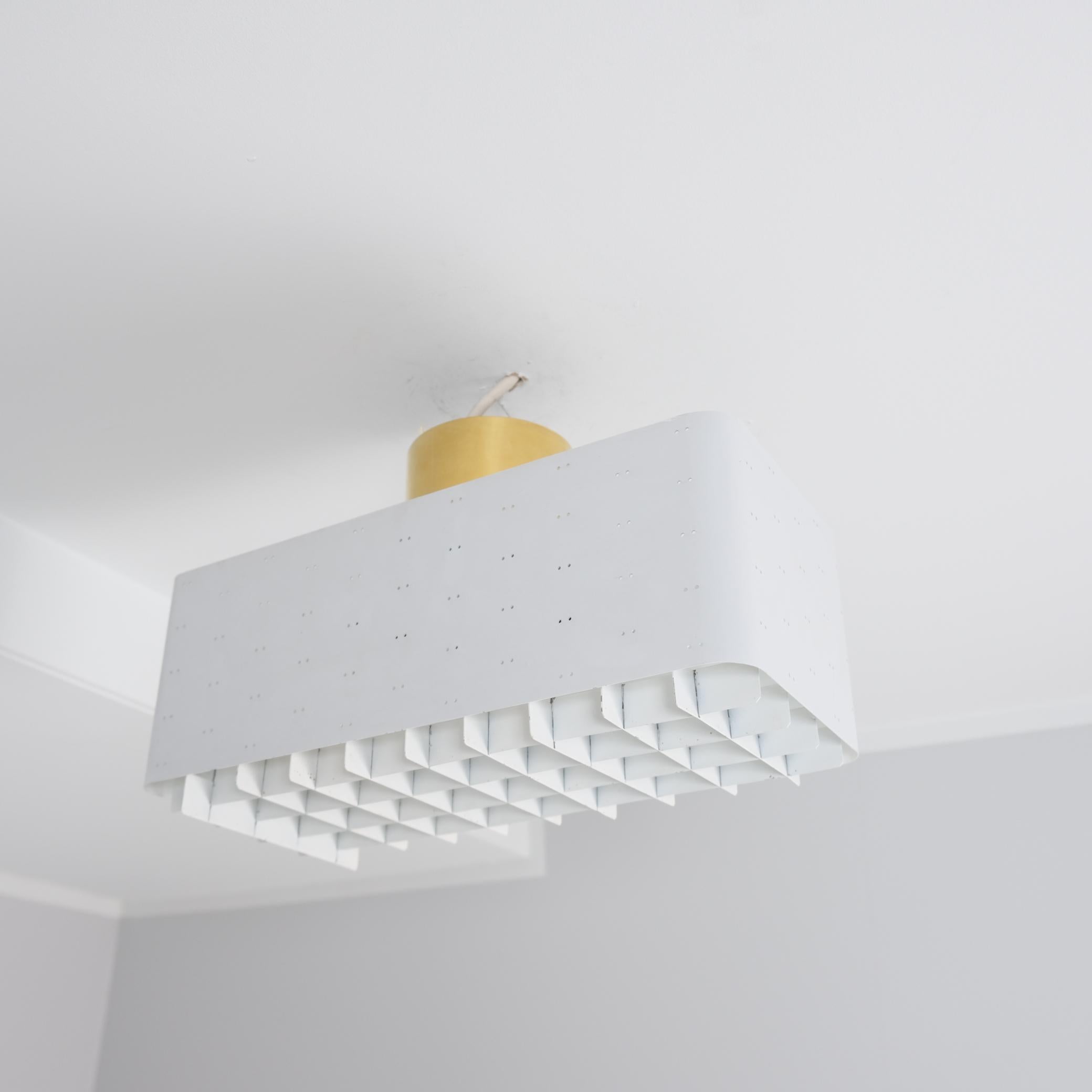 Il cielo stellato è uno dei design più iconici delle lampade di Paavo Tynell. È stato prodotto sia da Taito che da Idman in diverse dimensioni. Il modo in cui la luce filtra attraverso la griglia e i fori laterali fa sembrare il soffitto un cielo