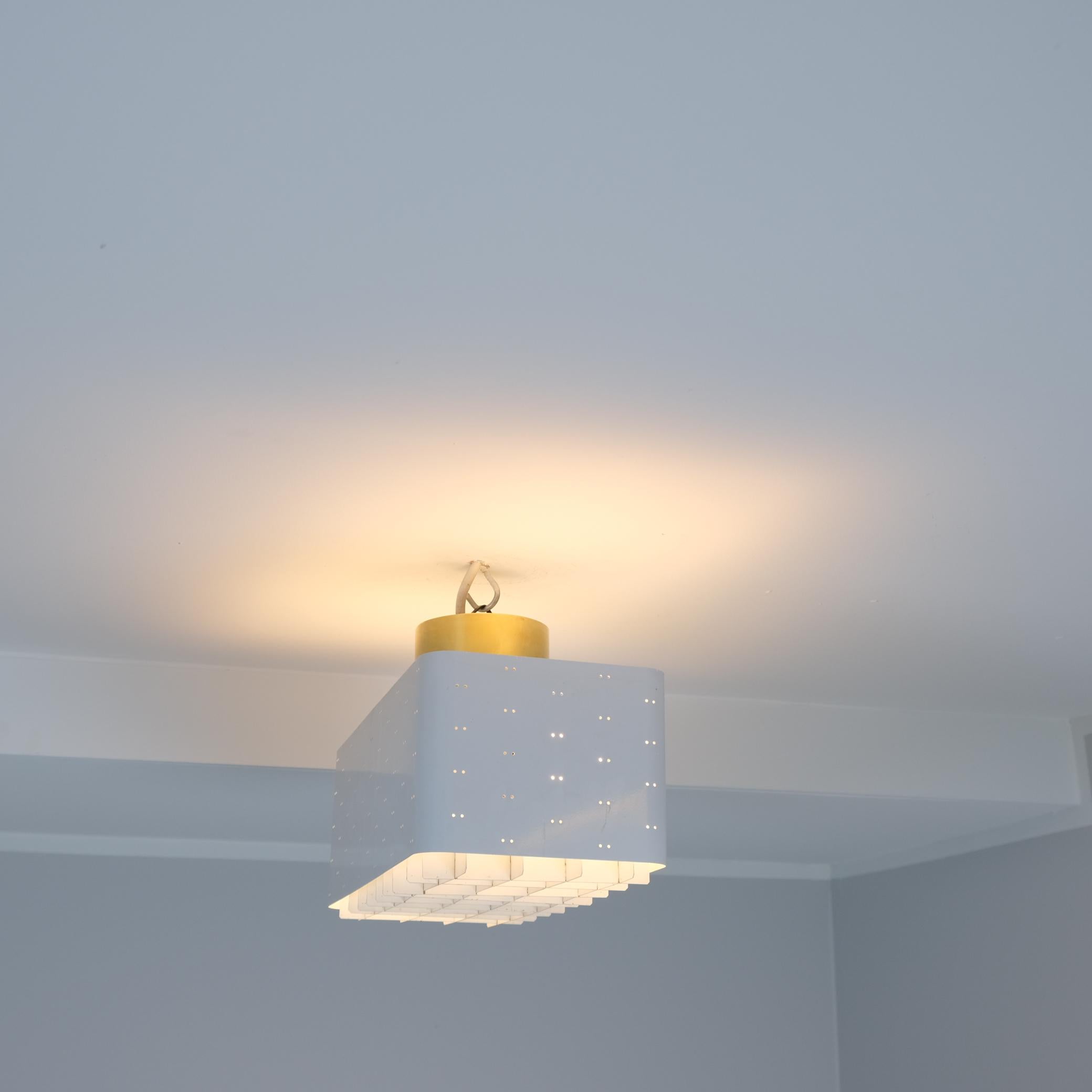 Lampada da soffitto a cielo stellato Paavo Tynell 9068 in colore bianco originale, Idman 1960 In condizioni buone in vendita a Helsinki, FI