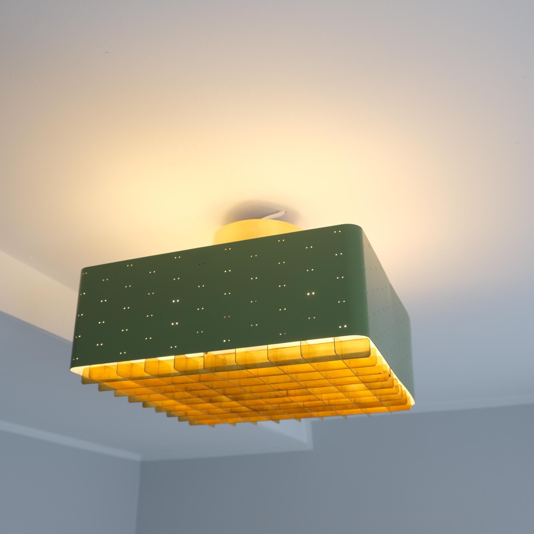 Le ciel étoilé est l'un des designs les plus emblématiques des lampes de Paavo Tynell. Il a été fabriqué par Taito et Idman dans de nombreuses tailles différentes. La façon dont la lumière filtre à travers la grille et les trous sur les côtés fait