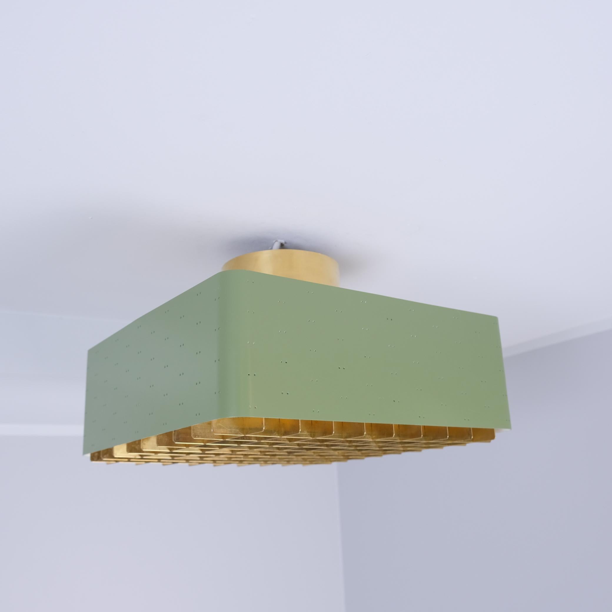 Il cielo stellato è uno dei disegni pi�ù iconici delle lampade di Paavo Tynell. È stato prodotto sia da Taito che da Idman in diverse dimensioni. Il modo in cui la luce filtra attraverso la griglia e i fori laterali fa sembrare il soffitto un cielo