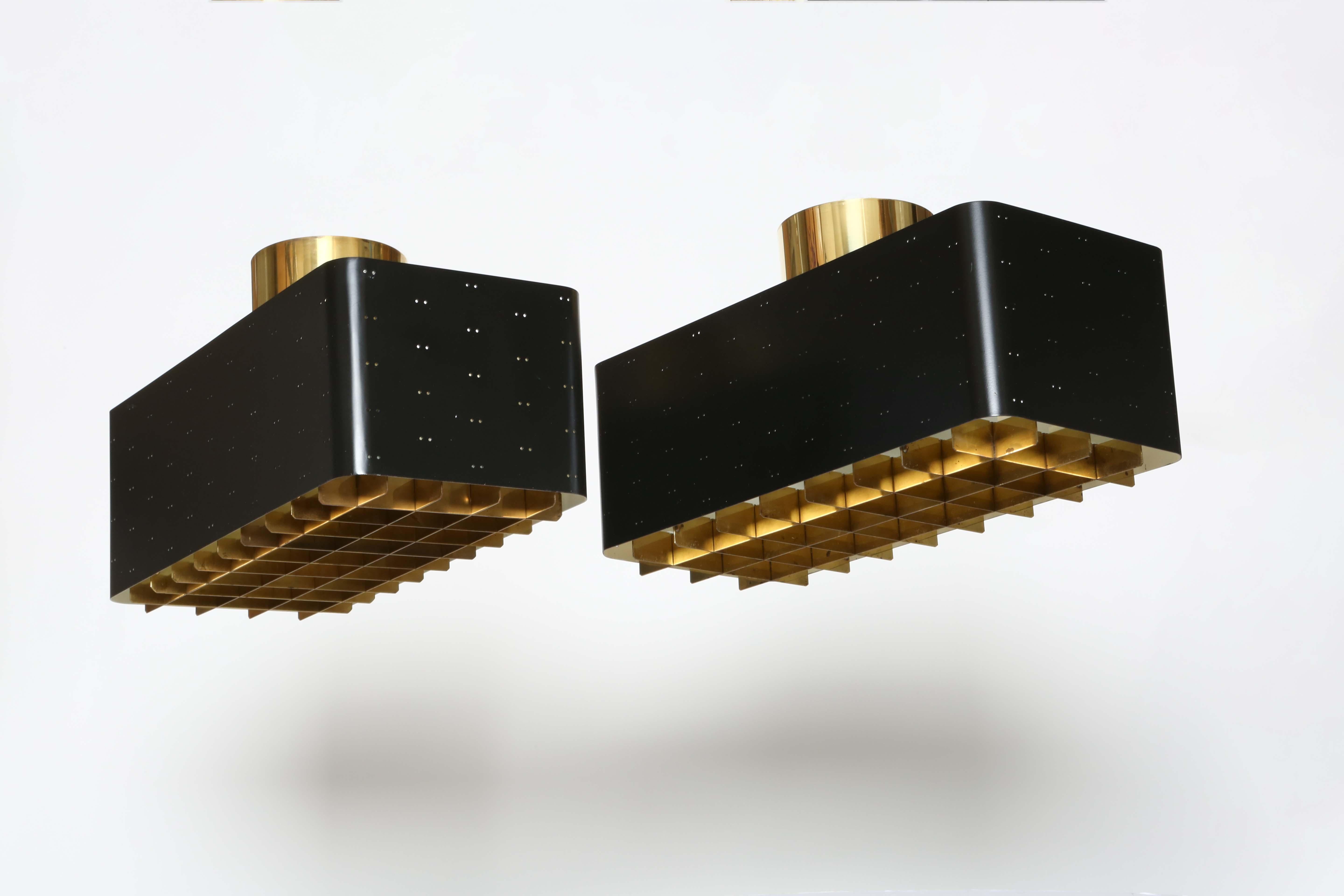 Émaillé Paavo Tynell Plafonniers Starry Sky, modèle 9068 ensemble de 2, Finlande années 1950 en vente