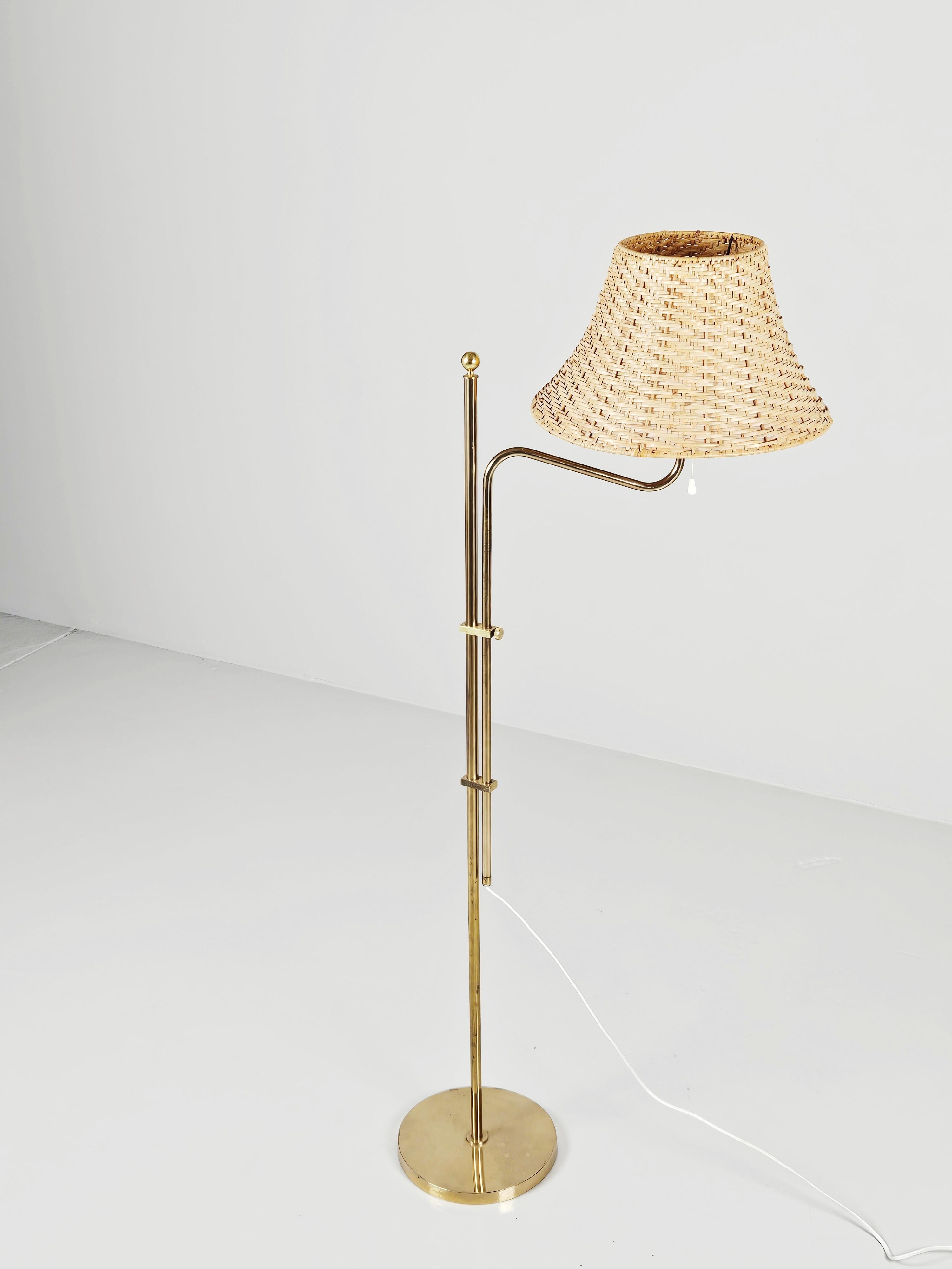 Verstellbare Stehlampe im Stil von Paavo Tynell von Bergboms, Schweden, 1960er Jahre (Skandinavische Moderne) im Angebot