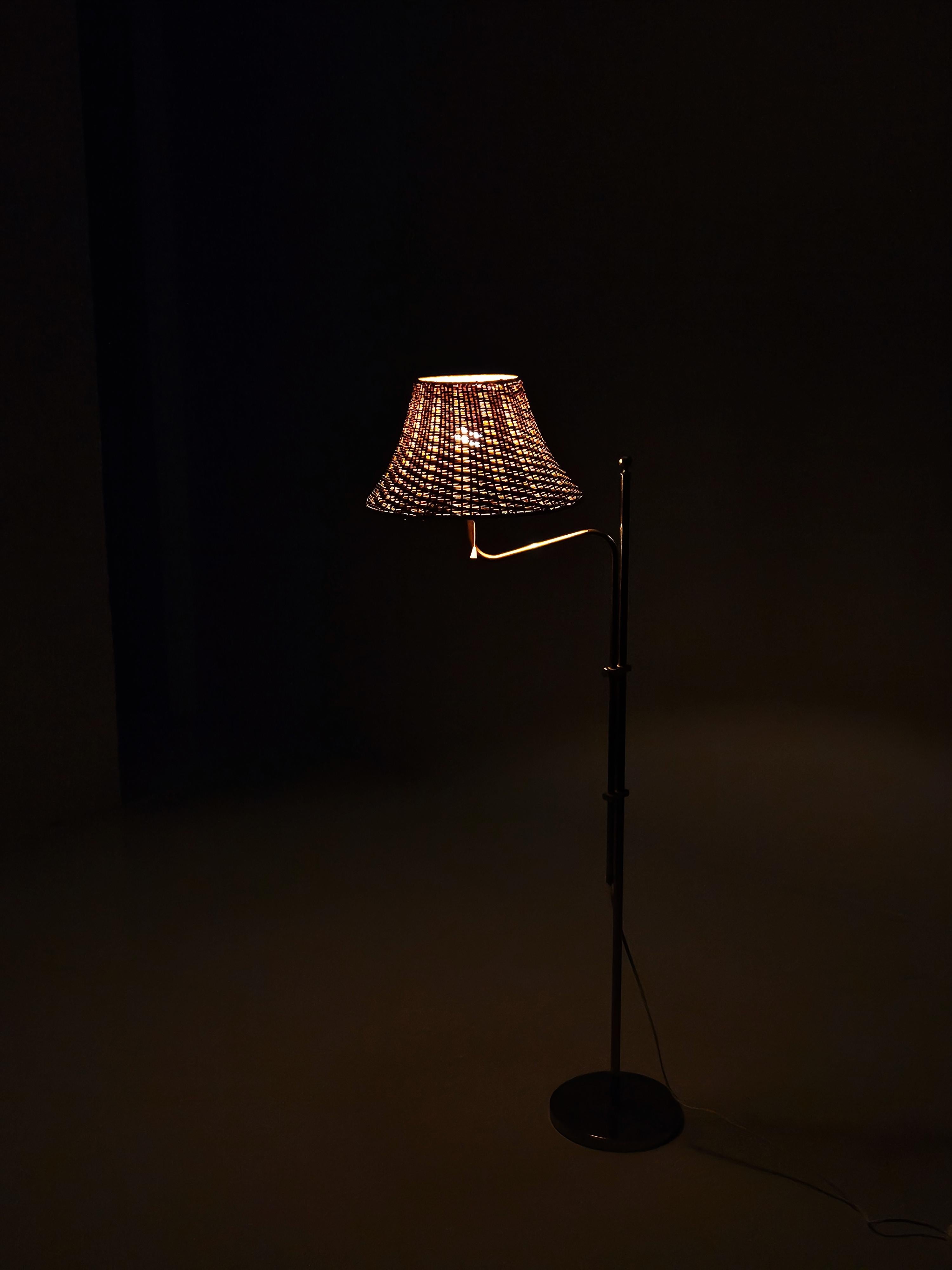 Verstellbare Stehlampe im Stil von Paavo Tynell von Bergboms, Schweden, 1960er Jahre (Messing) im Angebot