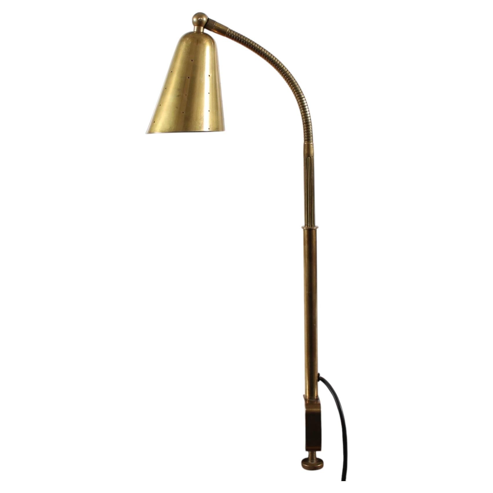 Paavo Tynell Style Clamp Schreibtischlampe aus Messing mit Patina Skandinavien 1930er-1940er