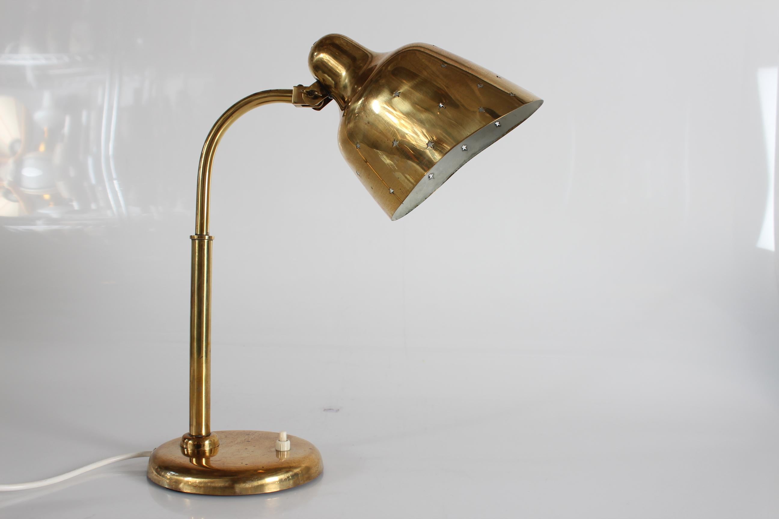 Lampe de bureau flexible de style Paavo Tynell en laiton avec Patina Scandinavia 1930s en vente 3
