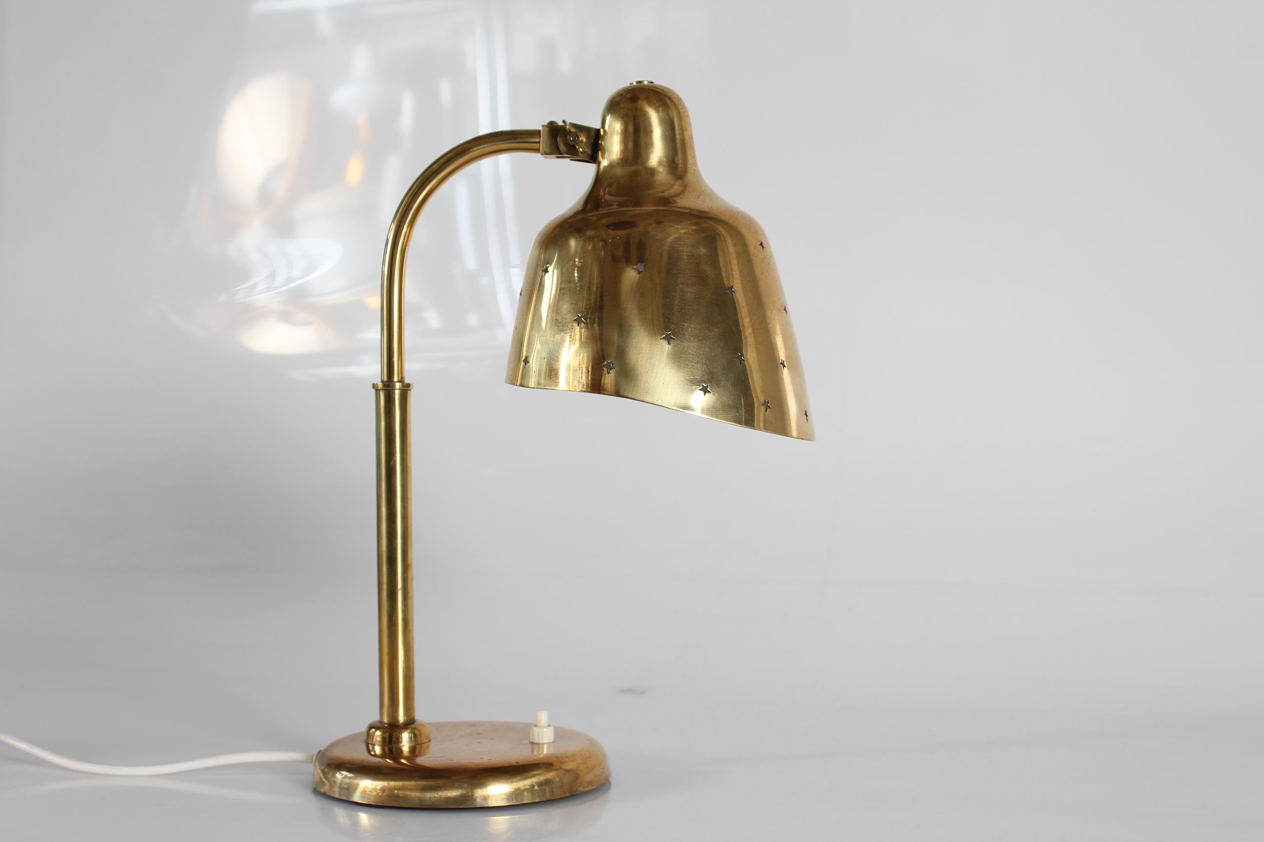 Lampe de bureau flexible de style Paavo Tynell en laiton avec Patina Scandinavia 1930s en vente 6