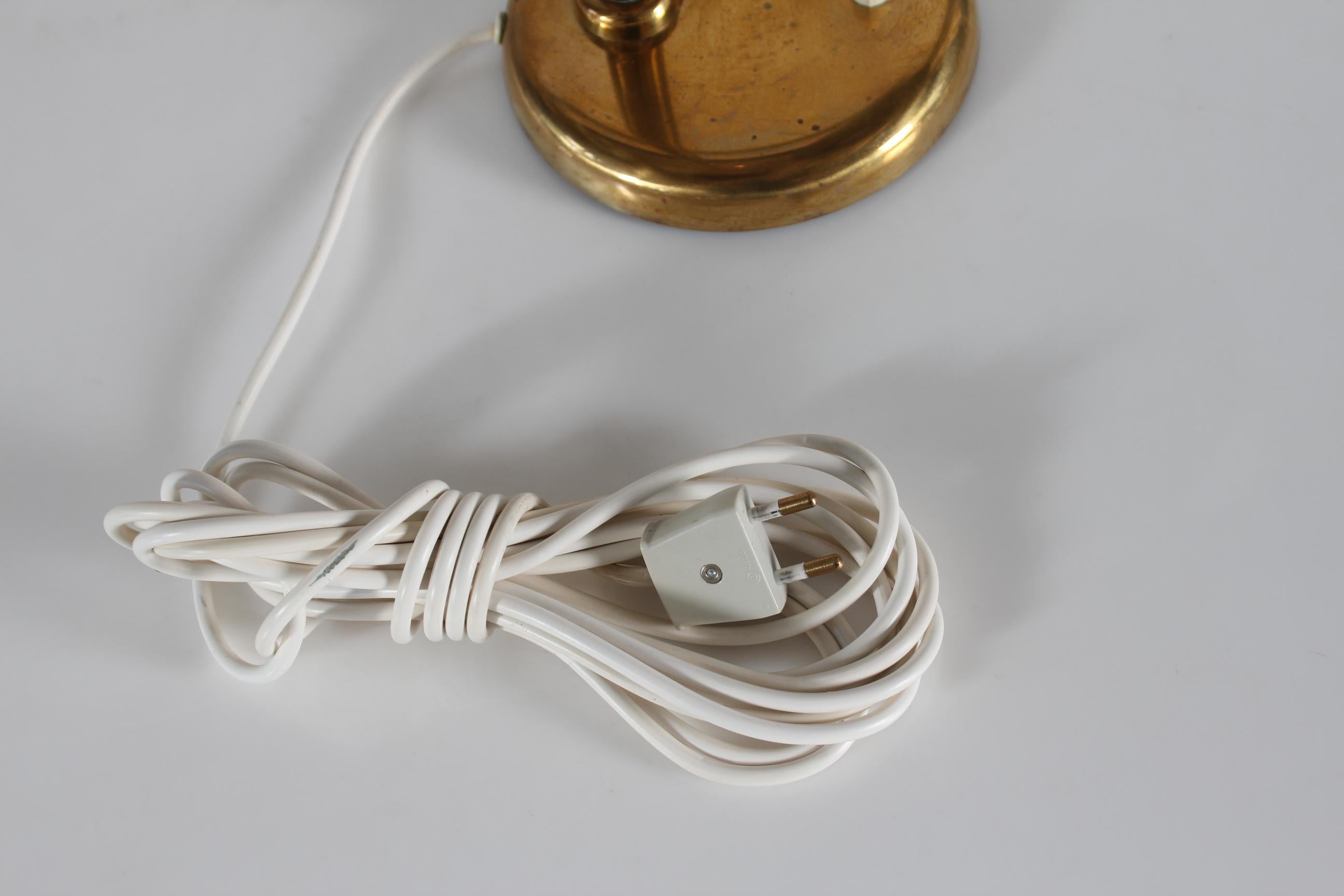 Lampe de bureau flexible de style Paavo Tynell en laiton avec Patina Scandinavia 1930s en vente 8
