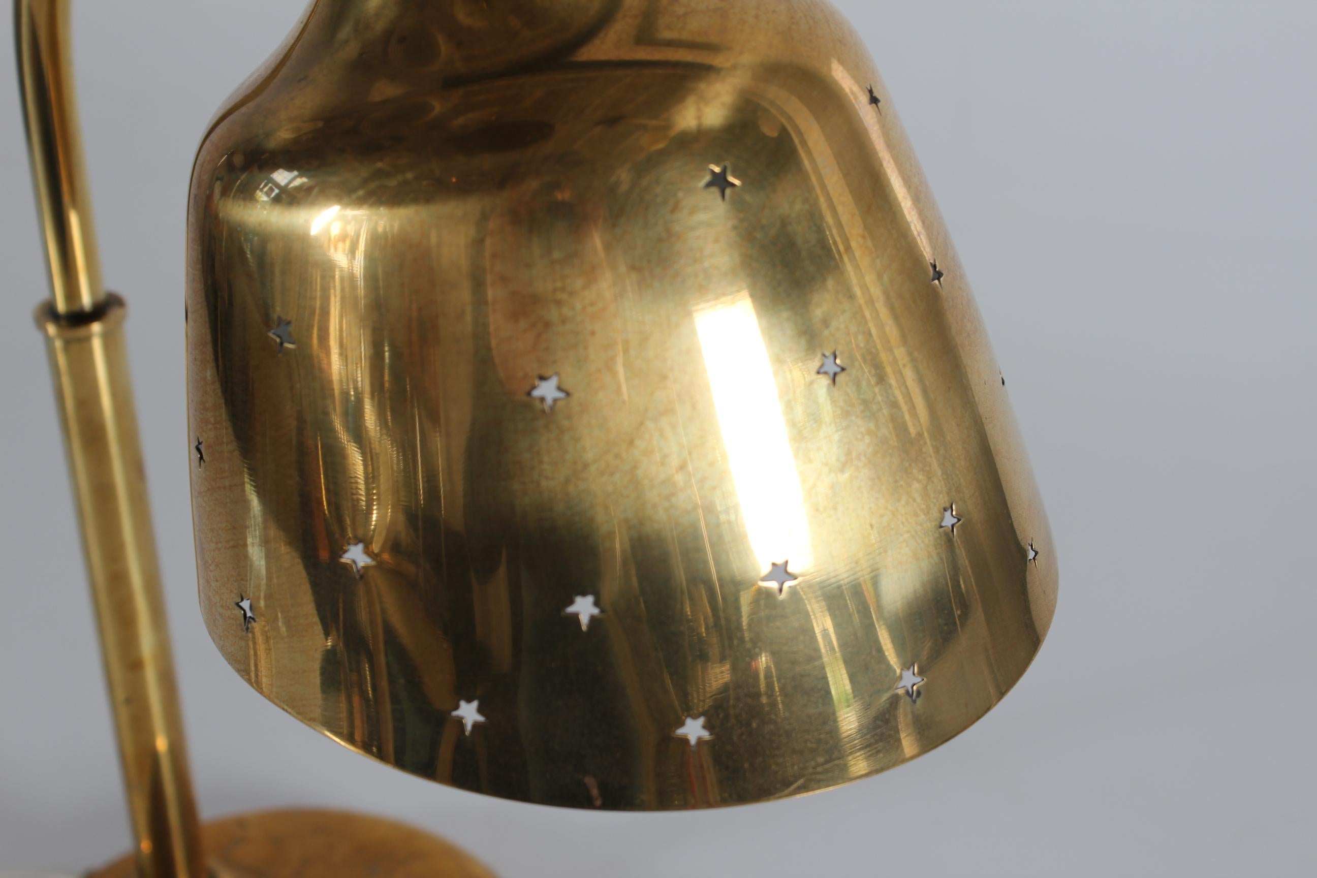 Scandinave moderne Lampe de bureau flexible de style Paavo Tynell en laiton avec Patina Scandinavia 1930s en vente