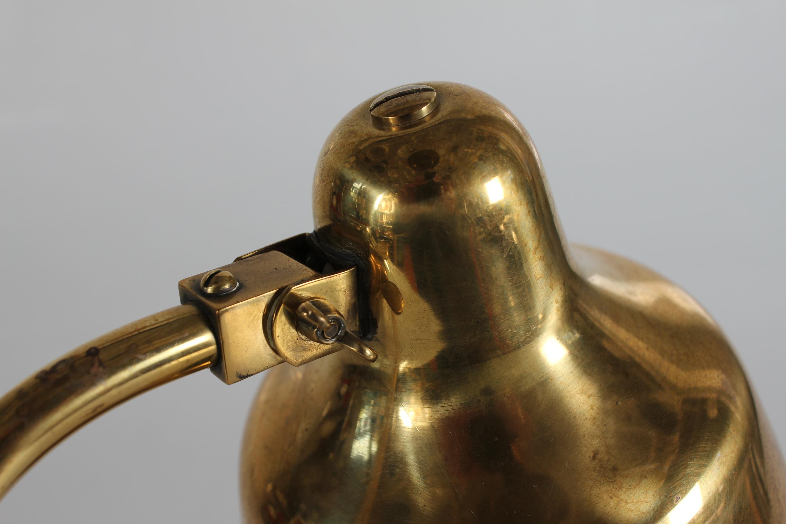 Danois Lampe de bureau flexible de style Paavo Tynell en laiton avec Patina Scandinavia 1930s en vente
