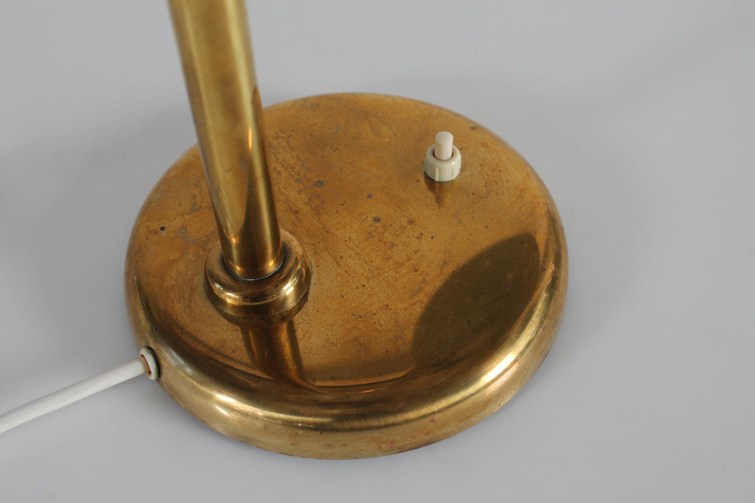 Lampe de bureau flexible de style Paavo Tynell en laiton avec Patina Scandinavia 1930s Bon état - En vente à Silkeborg, Silkeborg