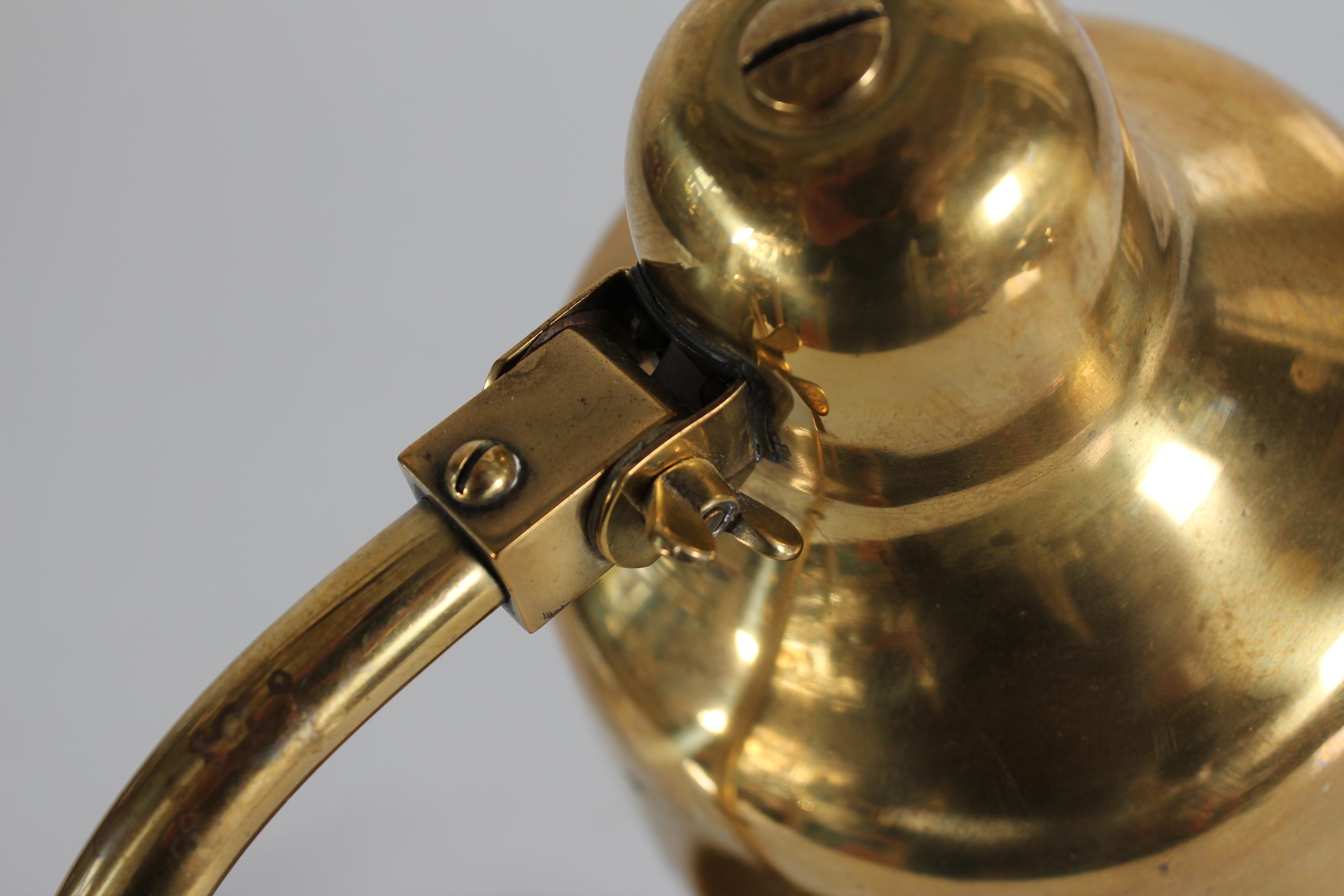 Milieu du XXe siècle Lampe de bureau flexible de style Paavo Tynell en laiton avec Patina Scandinavia 1930s en vente