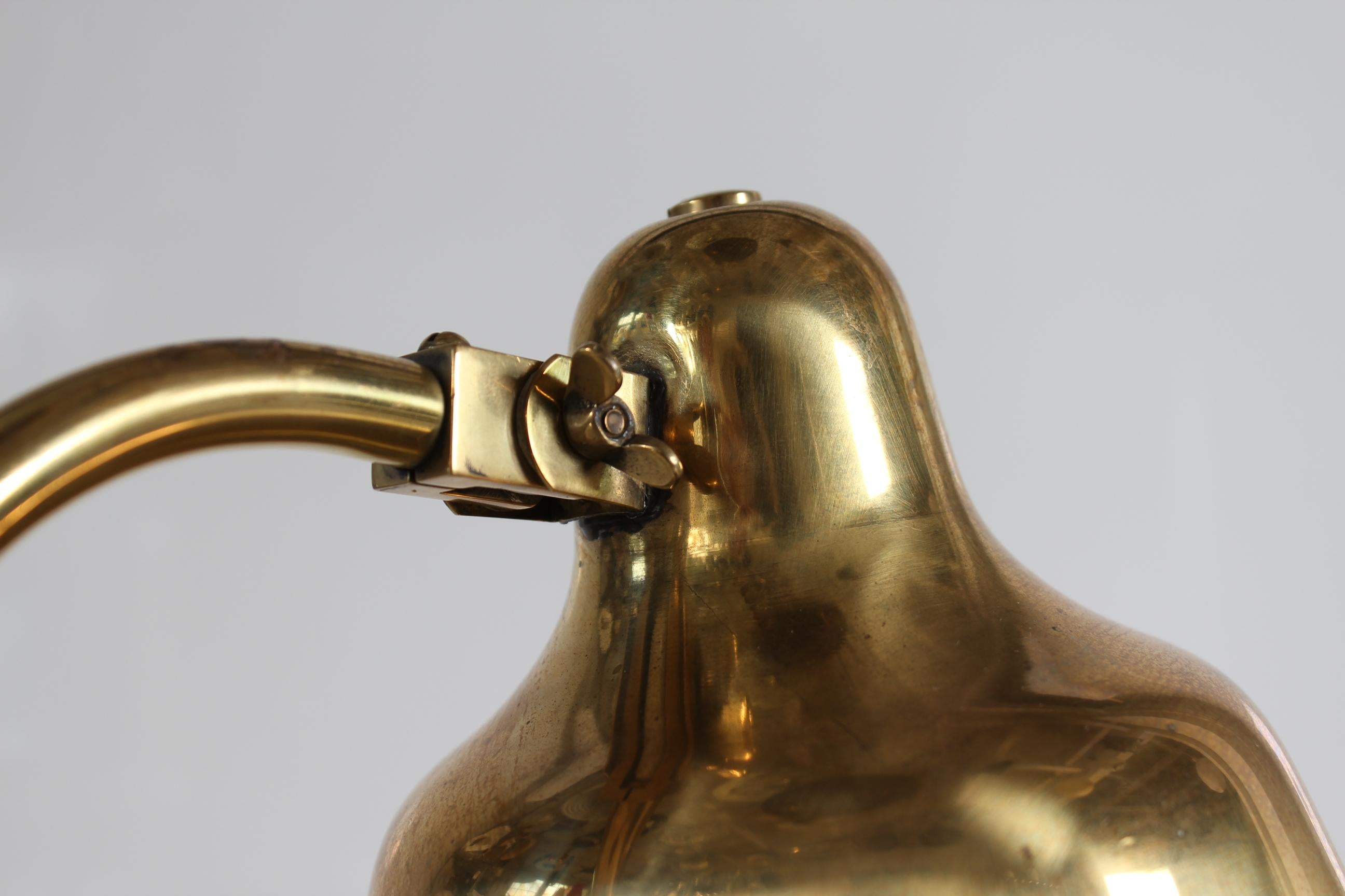 Métal Lampe de bureau flexible de style Paavo Tynell en laiton avec Patina Scandinavia 1930s en vente