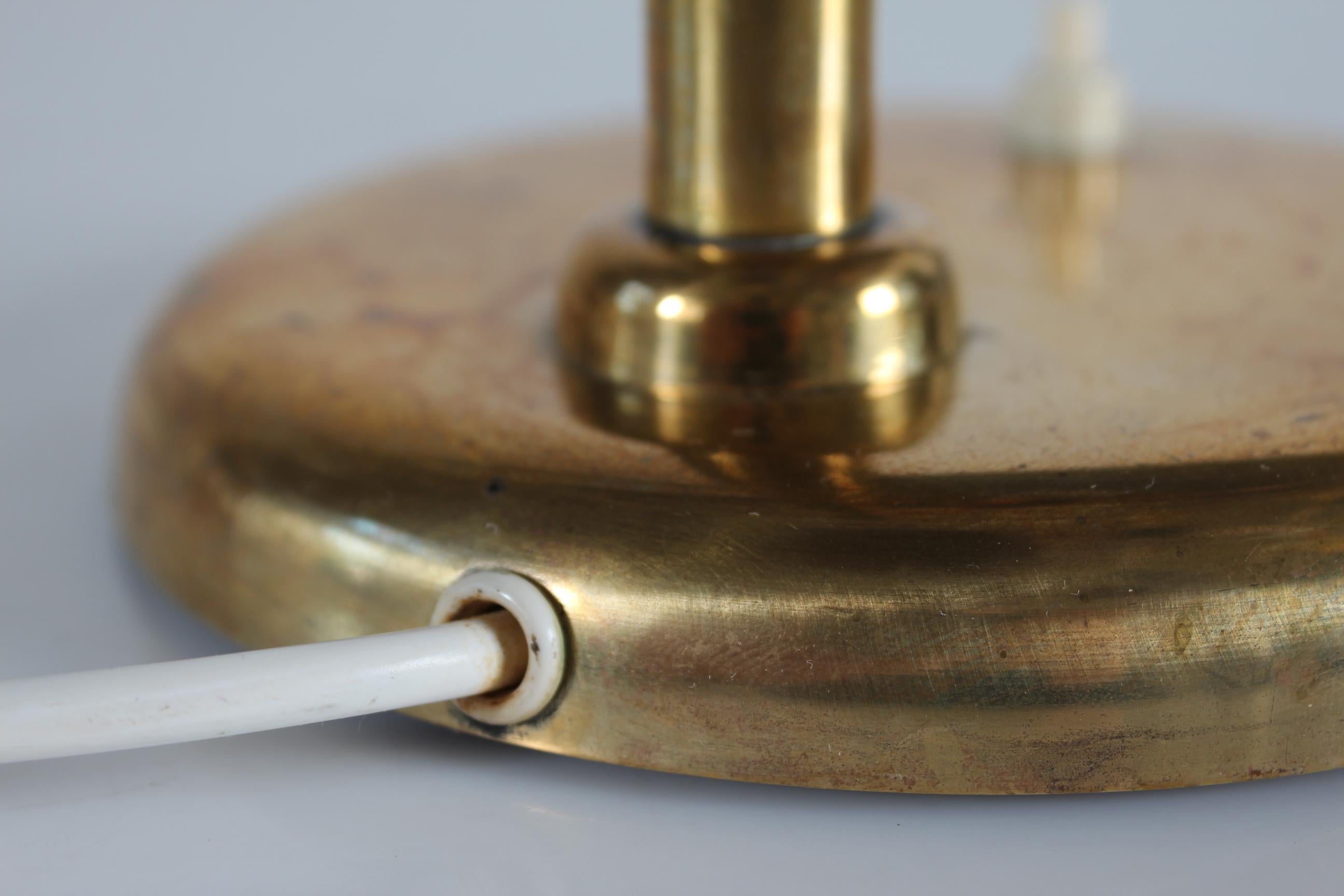 Lampe de bureau flexible de style Paavo Tynell en laiton avec Patina Scandinavia 1930s en vente 1