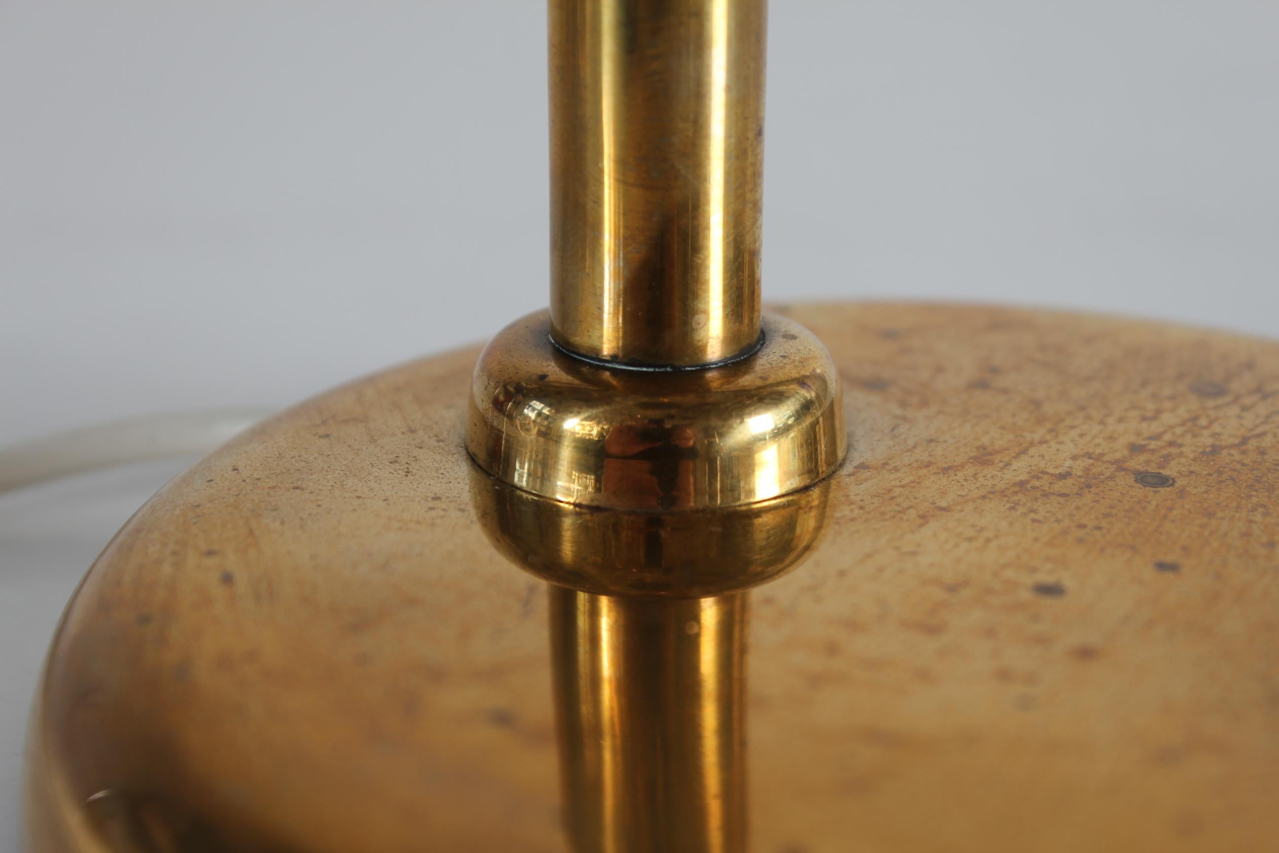 Lampe de bureau flexible de style Paavo Tynell en laiton avec Patina Scandinavia 1930s en vente 2