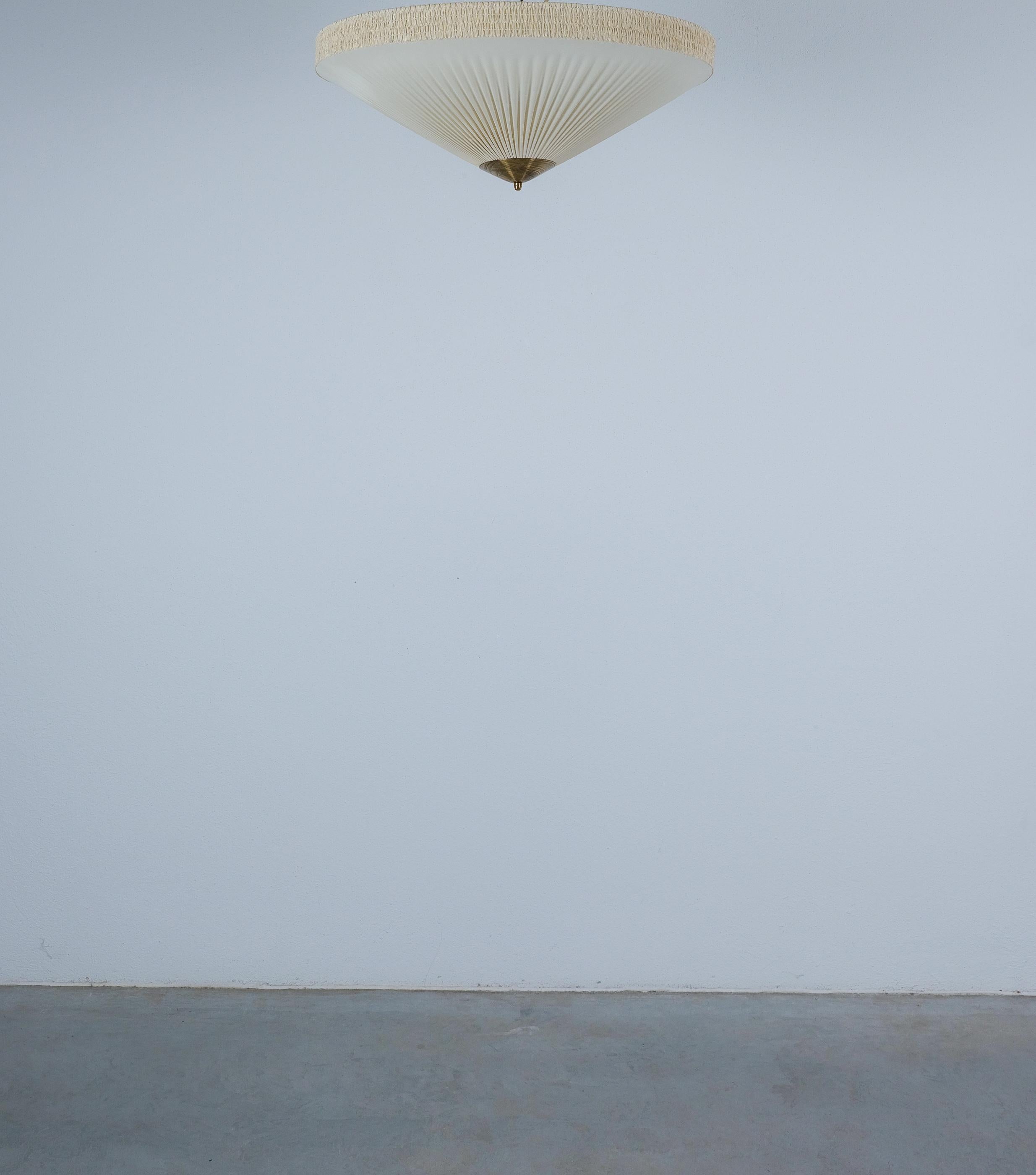 Monture affleurante de style Paavo Tynell Finlande, vers 1950

Mesurant 23,6