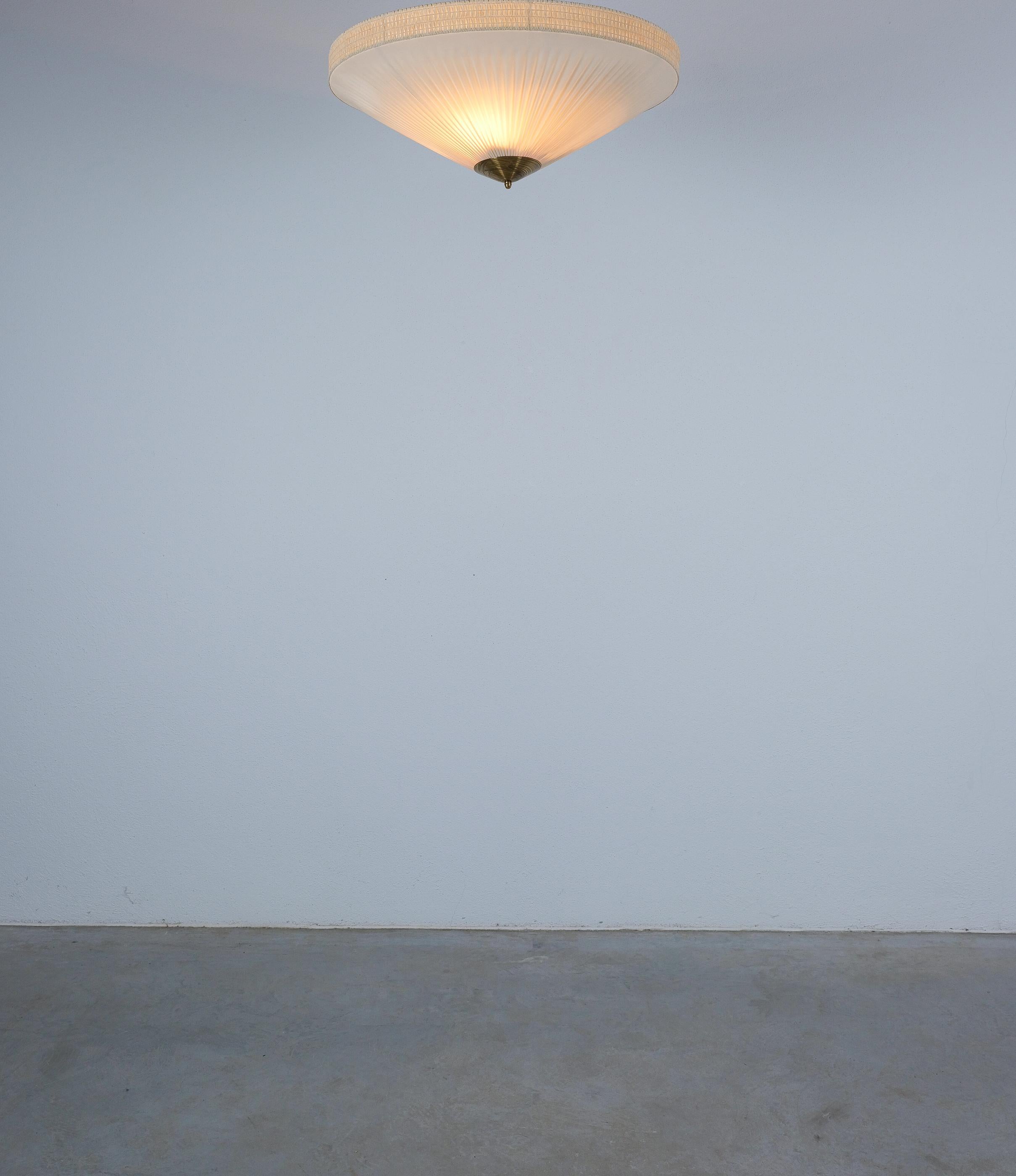 Mid-Century Modern Paavo Tynell Style Flush Mountains Laiton et vinyle, Finlande 1950 en vente