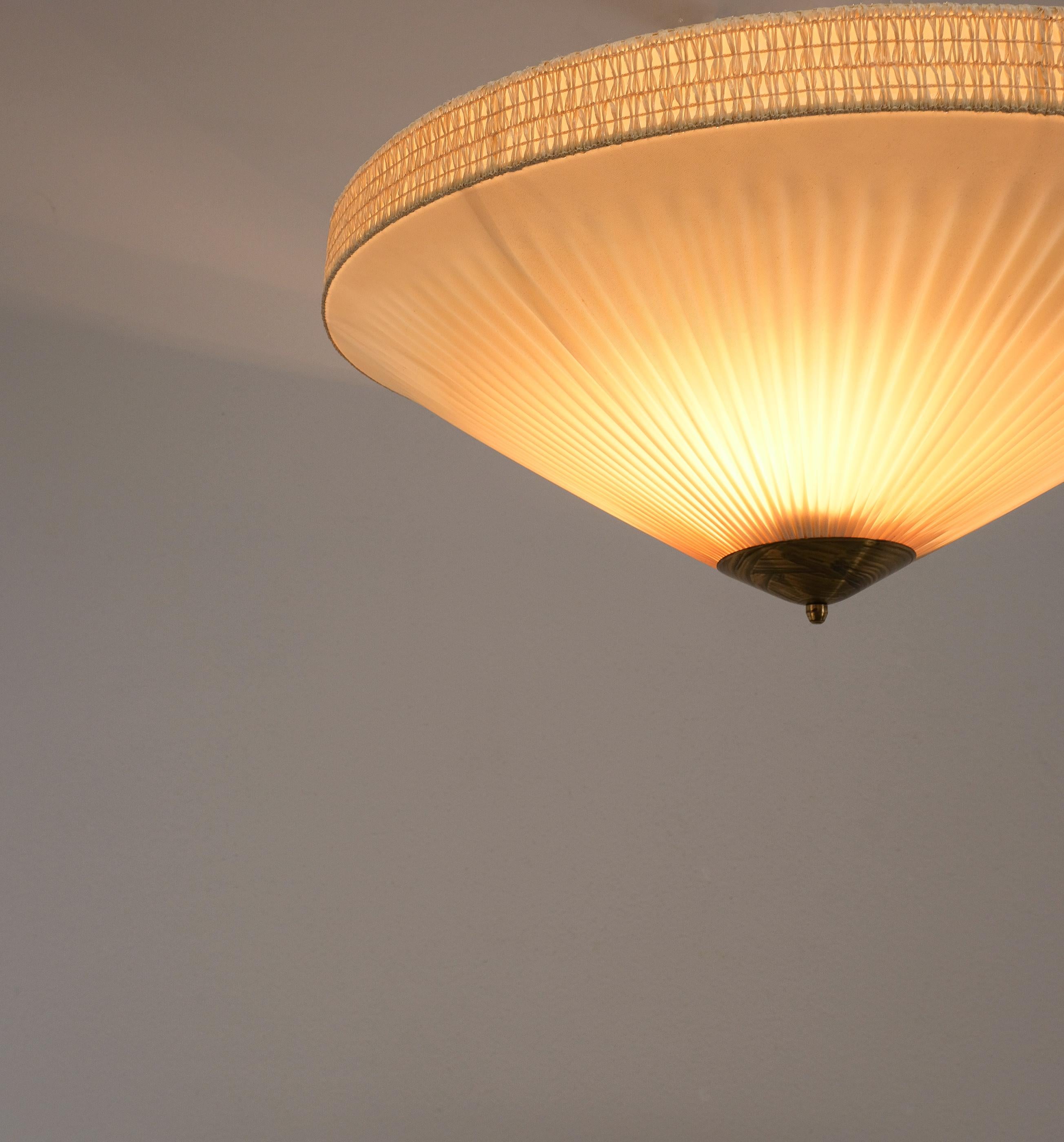 Finlandais Paavo Tynell Style Flush Mountains Laiton et vinyle, Finlande 1950 en vente