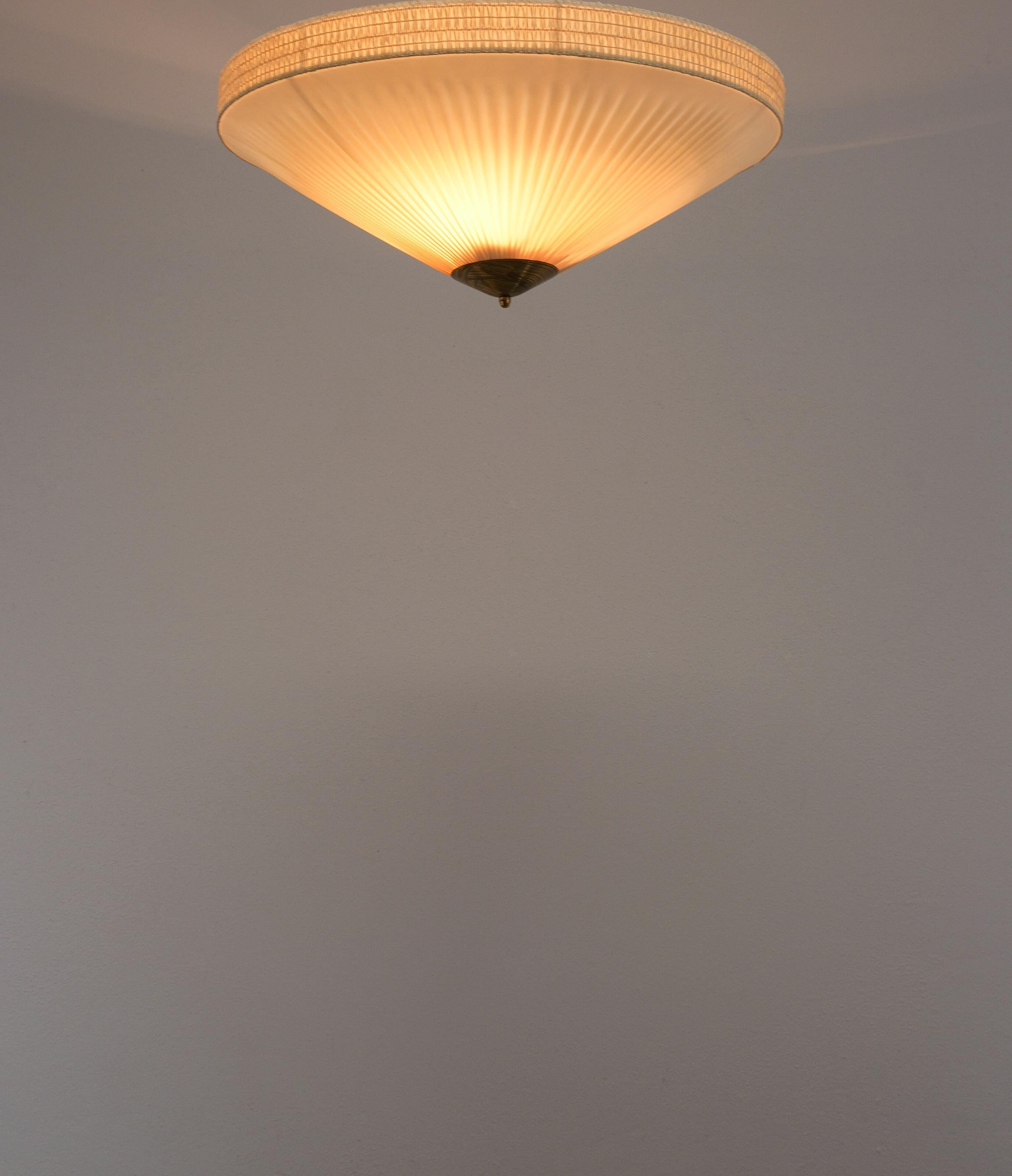 Paavo Tynell Style Flush Mountains Laiton et vinyle, Finlande 1950 Bon état - En vente à Vienna, AT