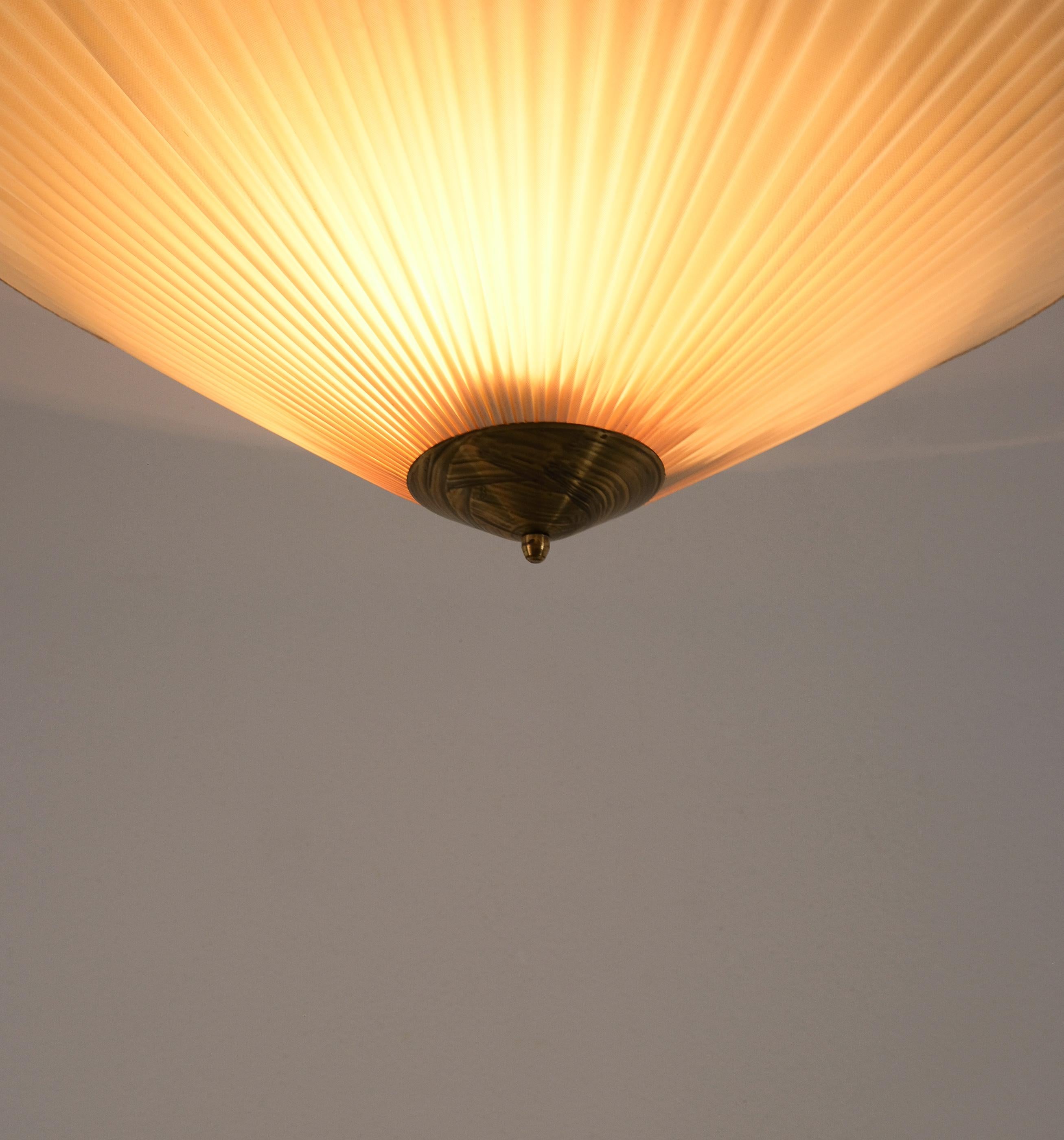 Milieu du XXe siècle Paavo Tynell Style Flush Mountains Laiton et vinyle, Finlande 1950 en vente