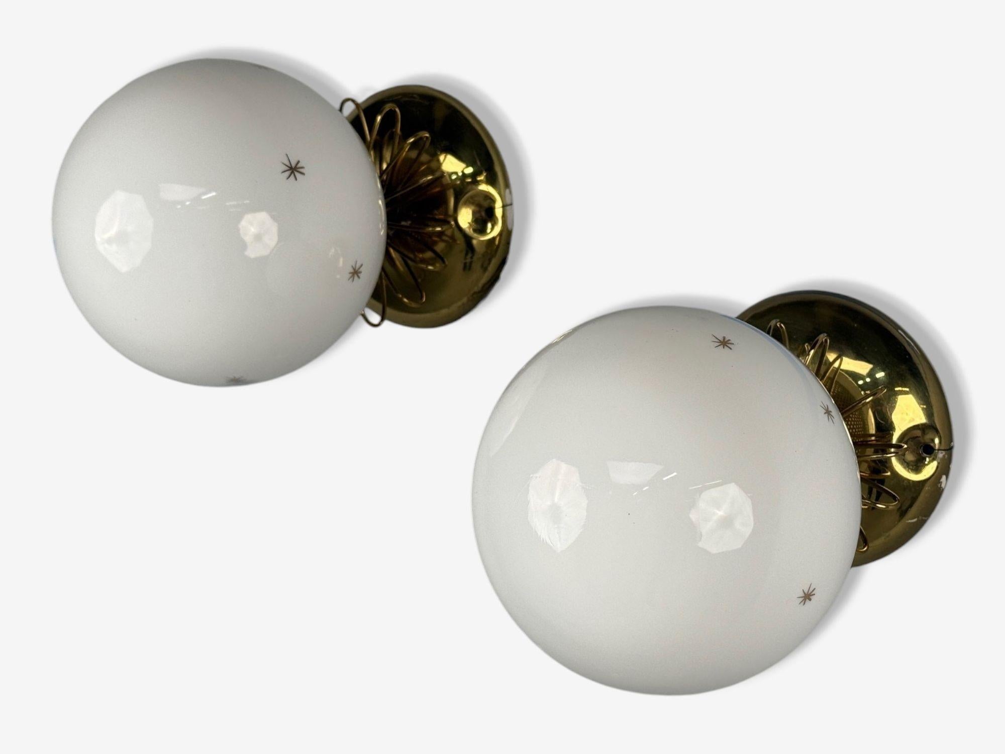 Style Paavo Tynell, modernité finlandaise du milieu du siècle, verre au lait, laiton, appliques murales, Finlande, 1970

Paire d'appliques en verre et en laiton à la manière de Paavo Tynell, produites dans la seconde moitié du 20e siècle. Chaque