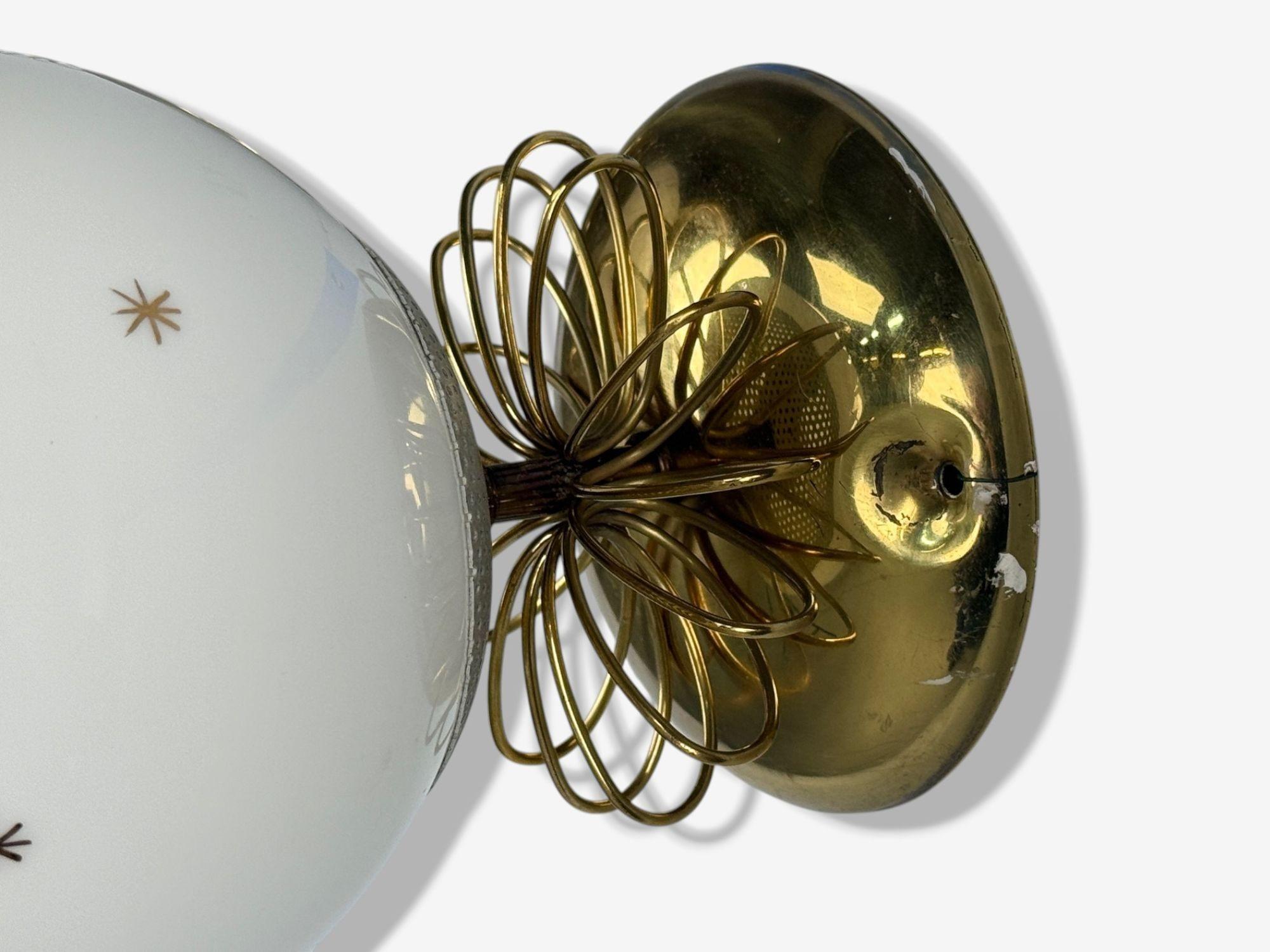 Mid-Century Modern Lampes murales de style Paavo Tynell, verre au lait, laiton, Finlande, 1970 en vente