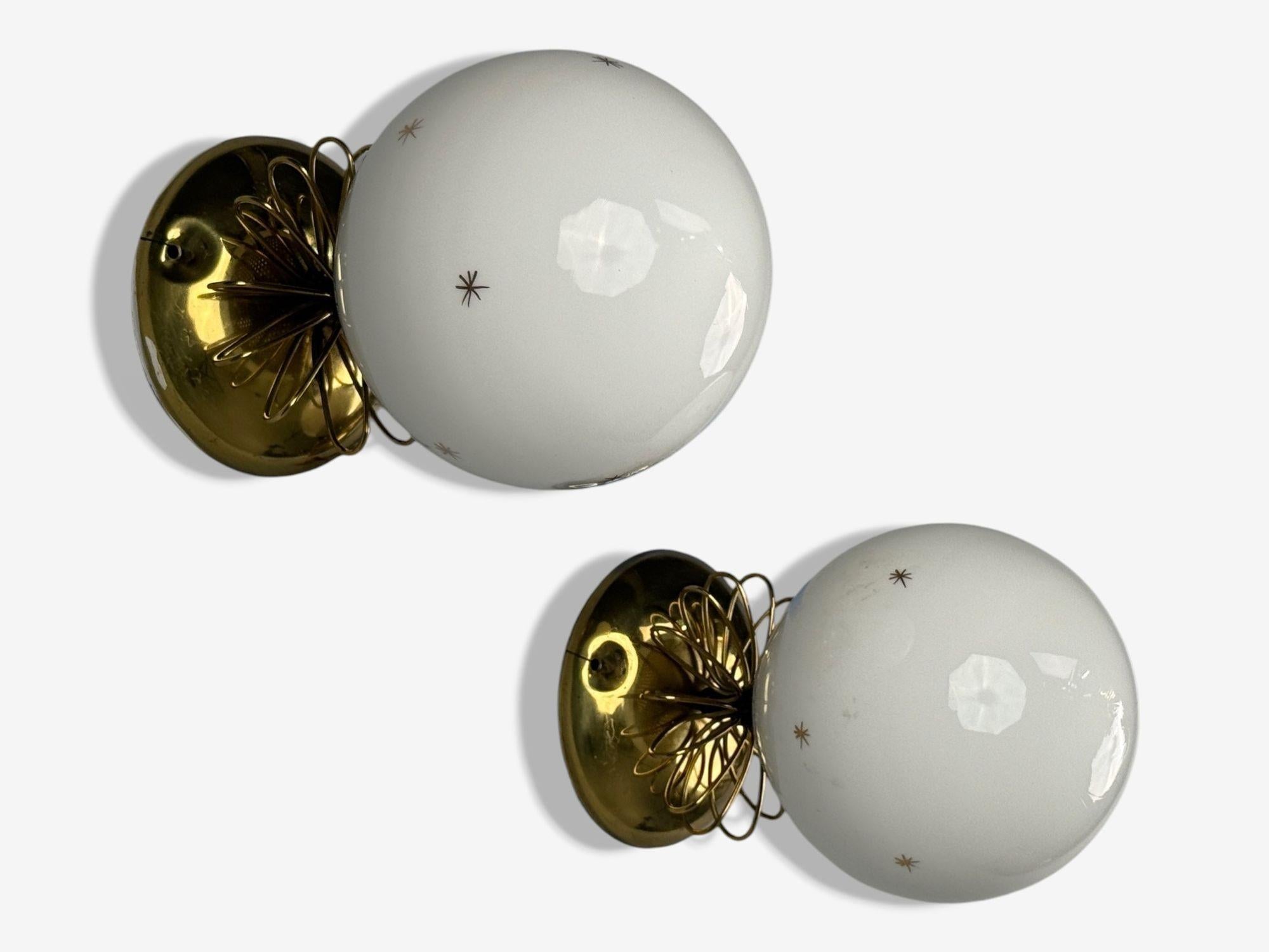 Finlandais Lampes murales de style Paavo Tynell, verre au lait, laiton, Finlande, 1970 en vente