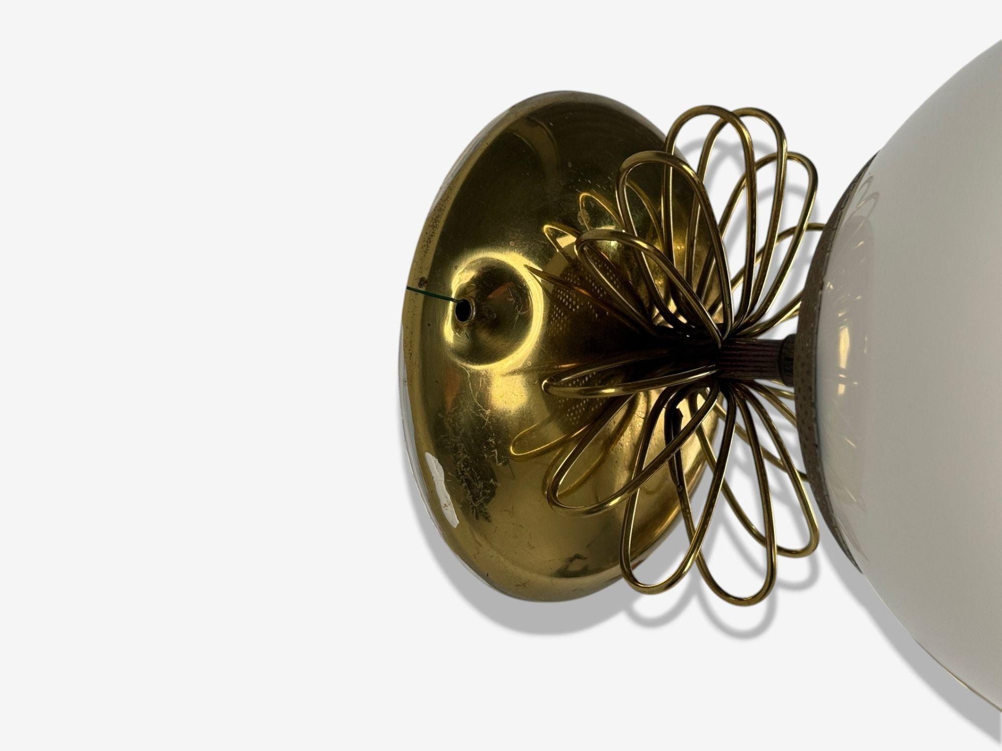 Lampes murales de style Paavo Tynell, verre au lait, laiton, Finlande, 1970 Bon état - En vente à Manhasset, NY