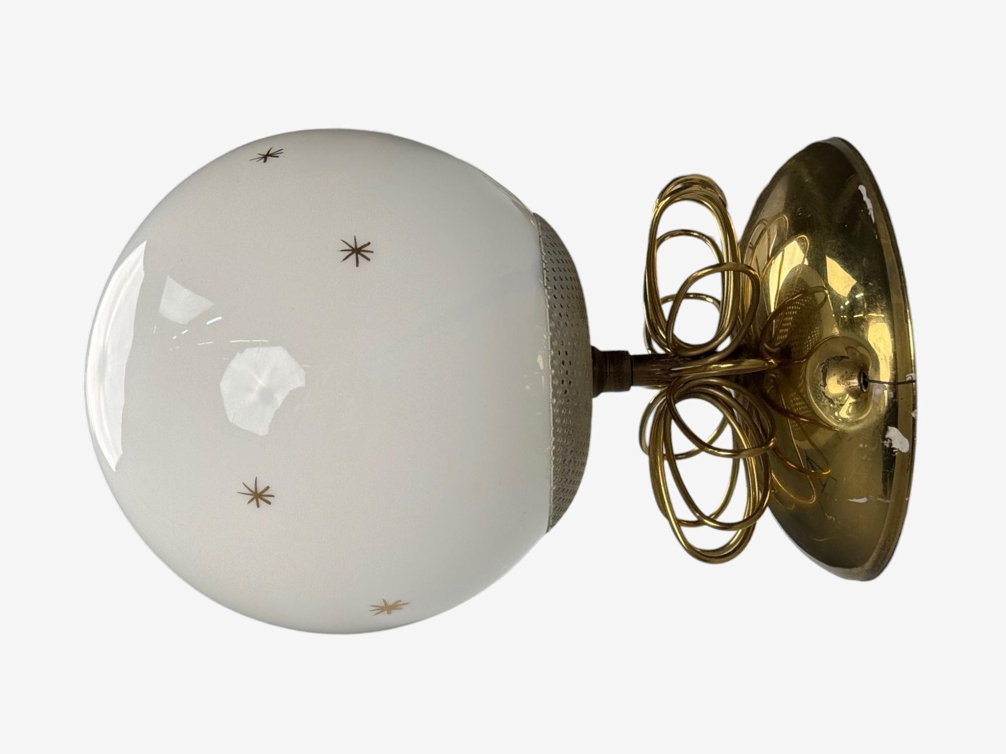 Fin du 20e siècle Lampes murales de style Paavo Tynell, verre au lait, laiton, Finlande, 1970 en vente