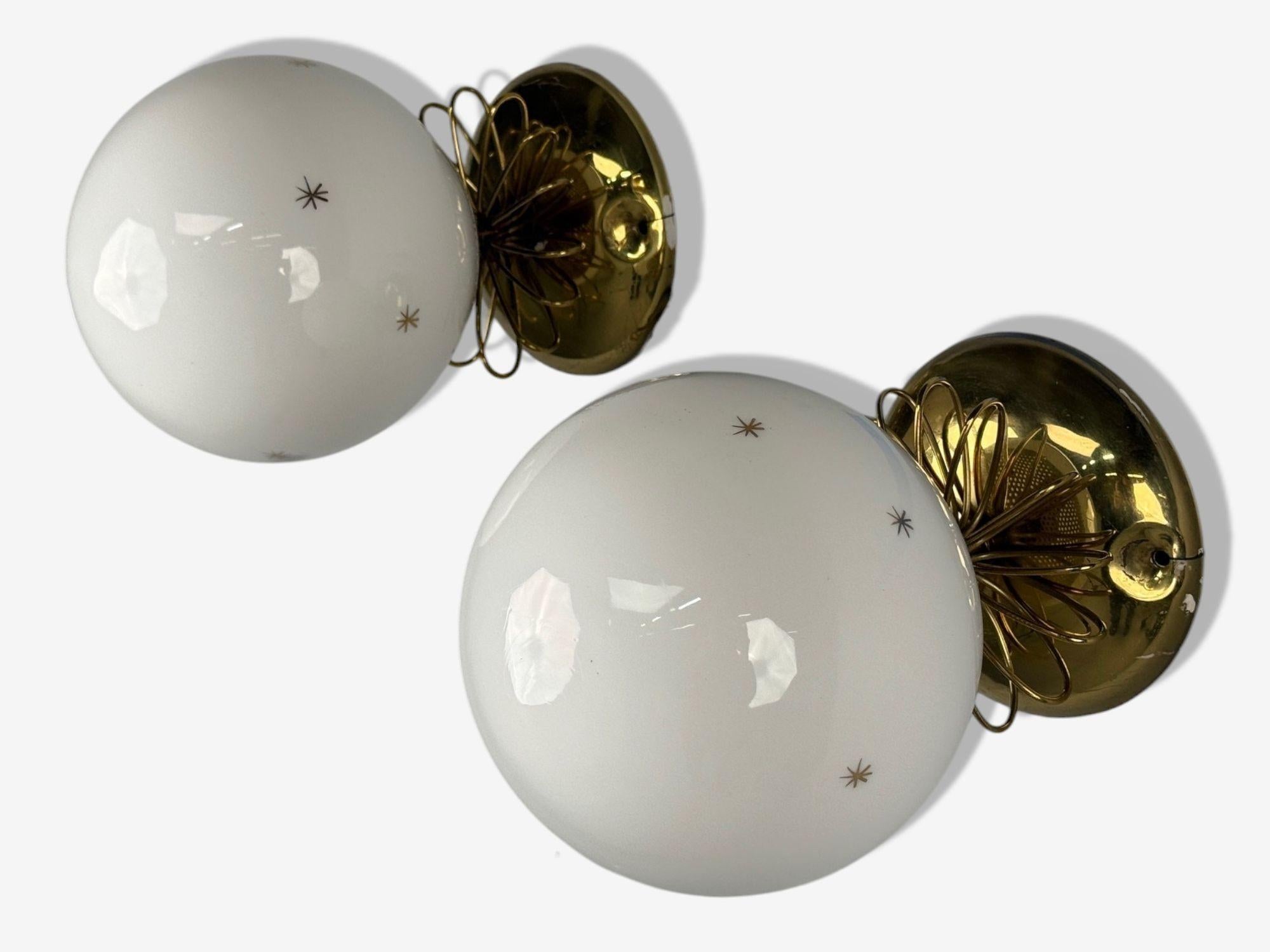 Laiton Lampes murales de style Paavo Tynell, verre au lait, laiton, Finlande, 1970 en vente