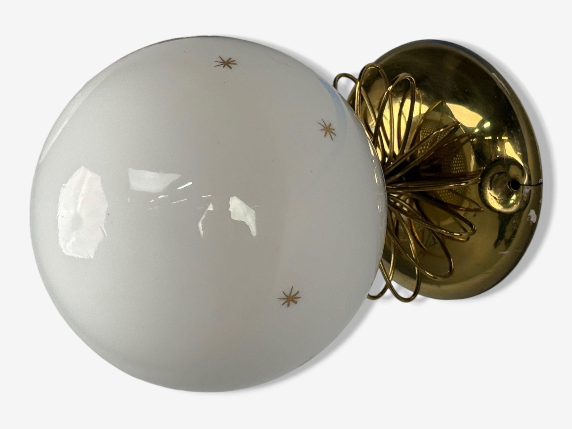 Lampes murales de style Paavo Tynell, verre au lait, laiton, Finlande, 1970 en vente 1