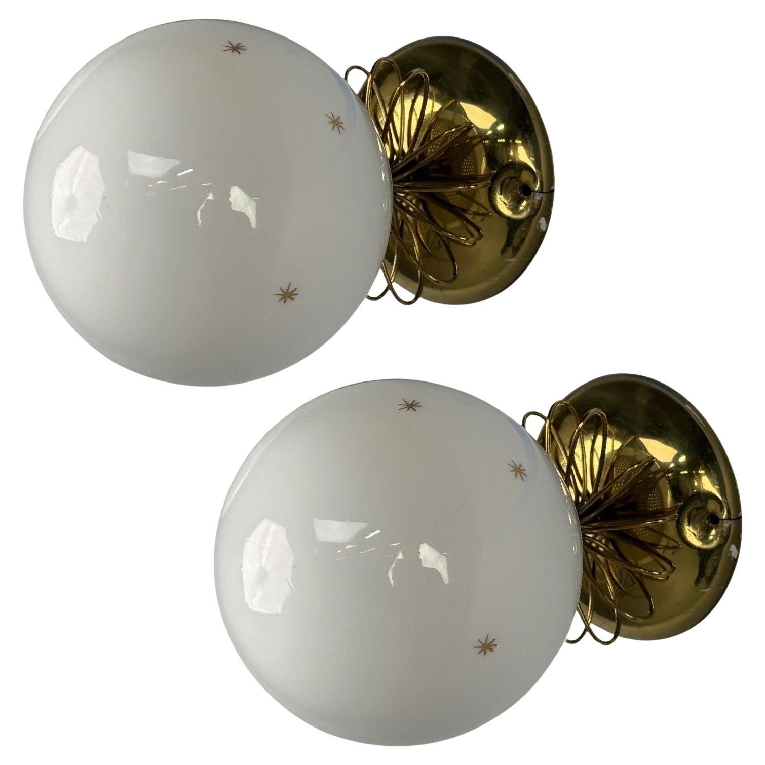 Lampes murales de style Paavo Tynell, verre au lait, laiton, Finlande, 1970 en vente